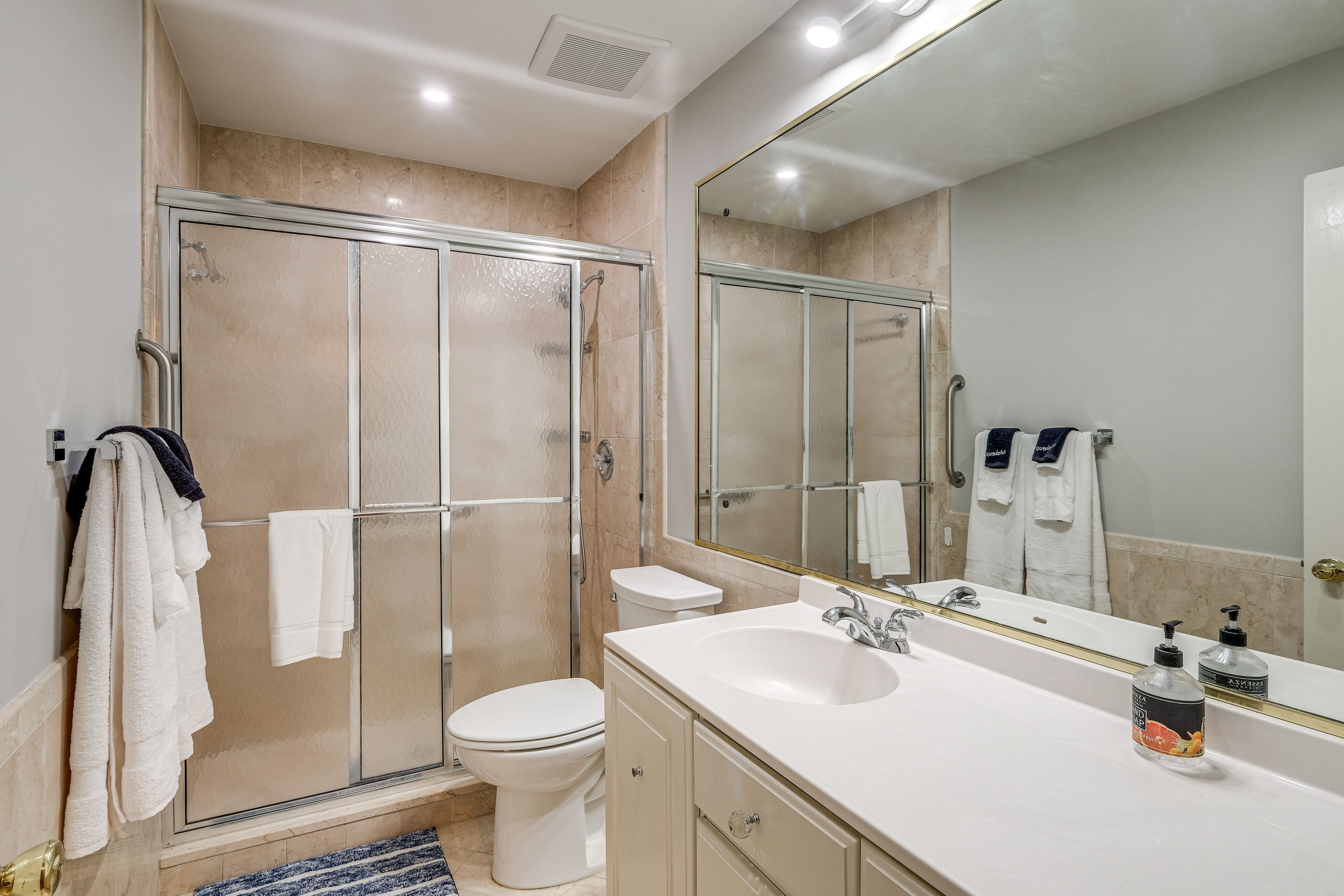 Full Bathroom | Main Level | Towels Provided | Hair Dryer