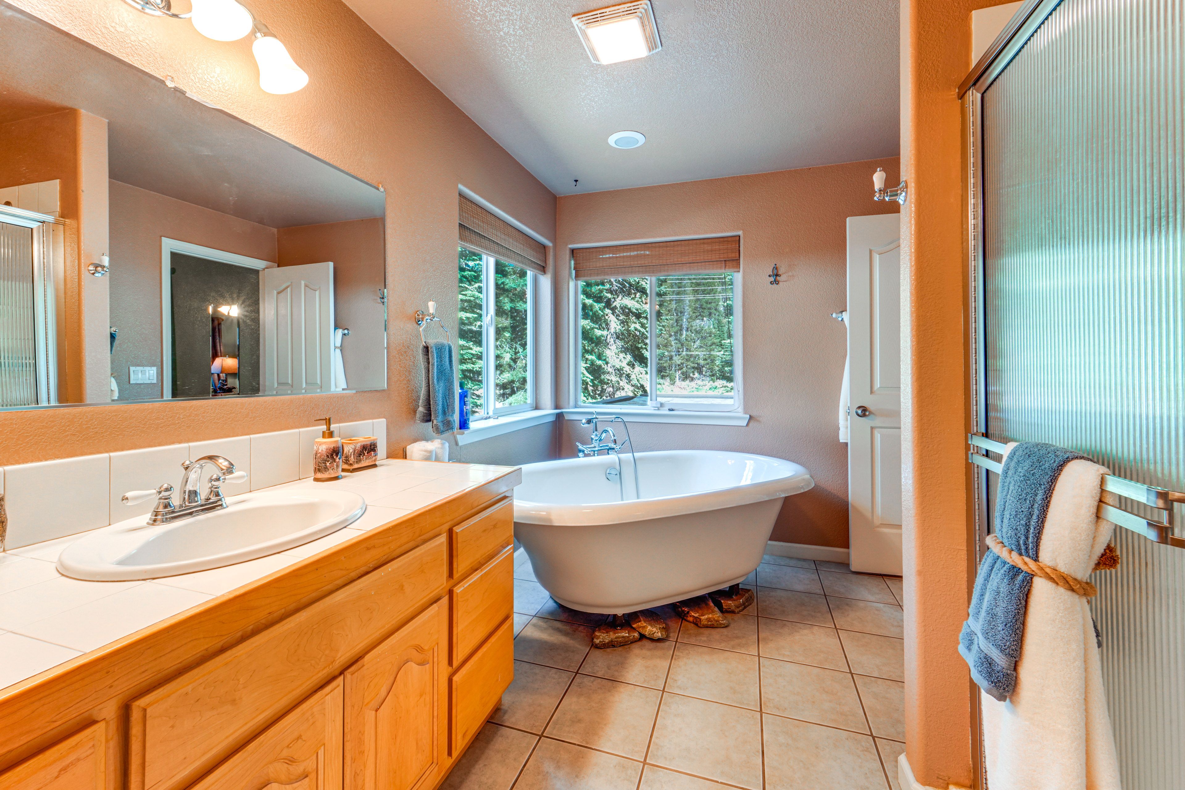 En-Suite Bathroom | 1st Floor