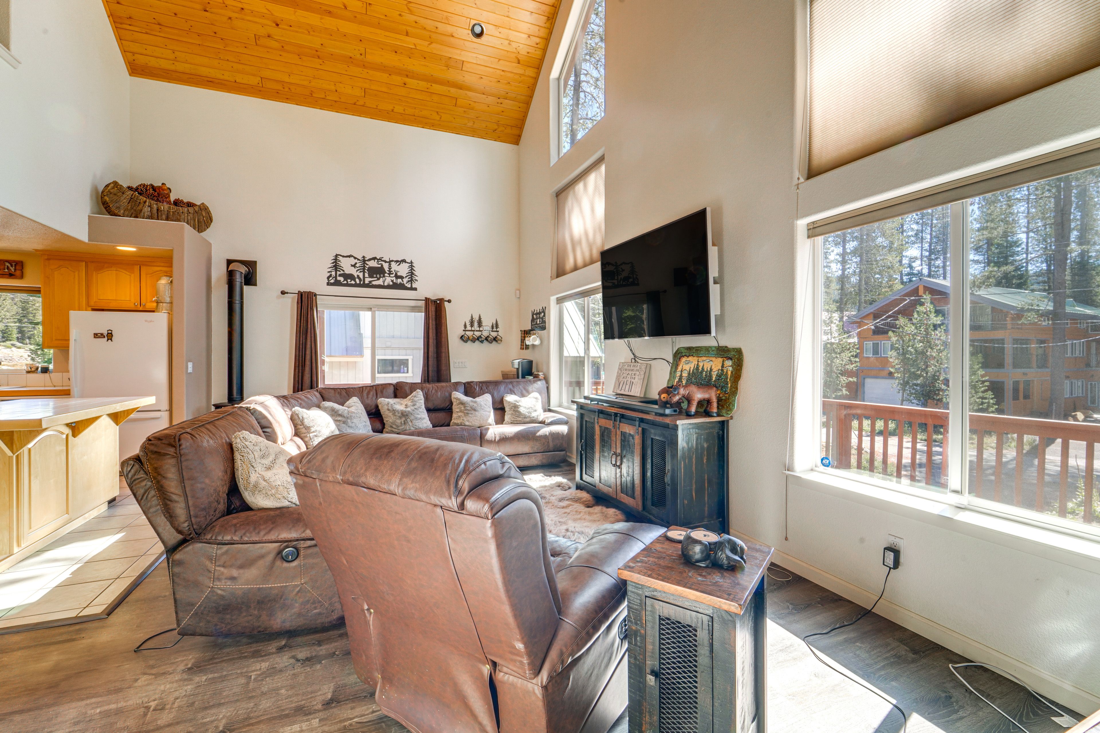 Living Room | Smart TV | Fireplace | 1st Floor