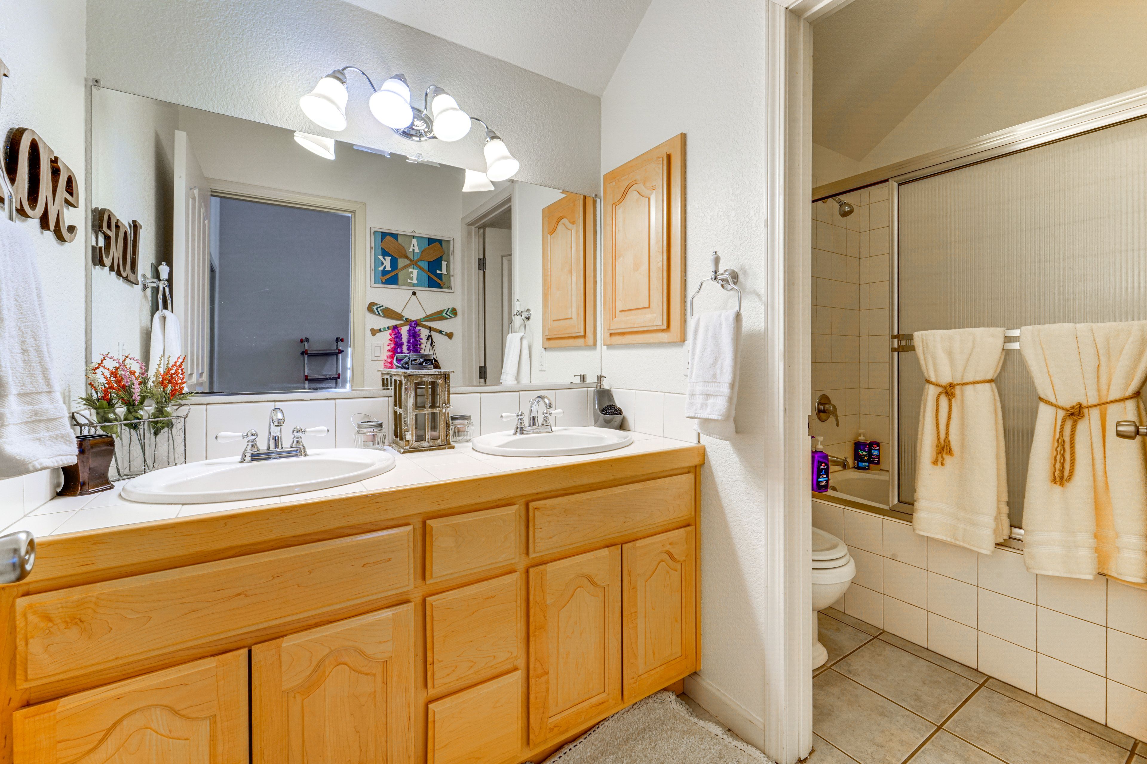 Bathroom | 2nd Floor