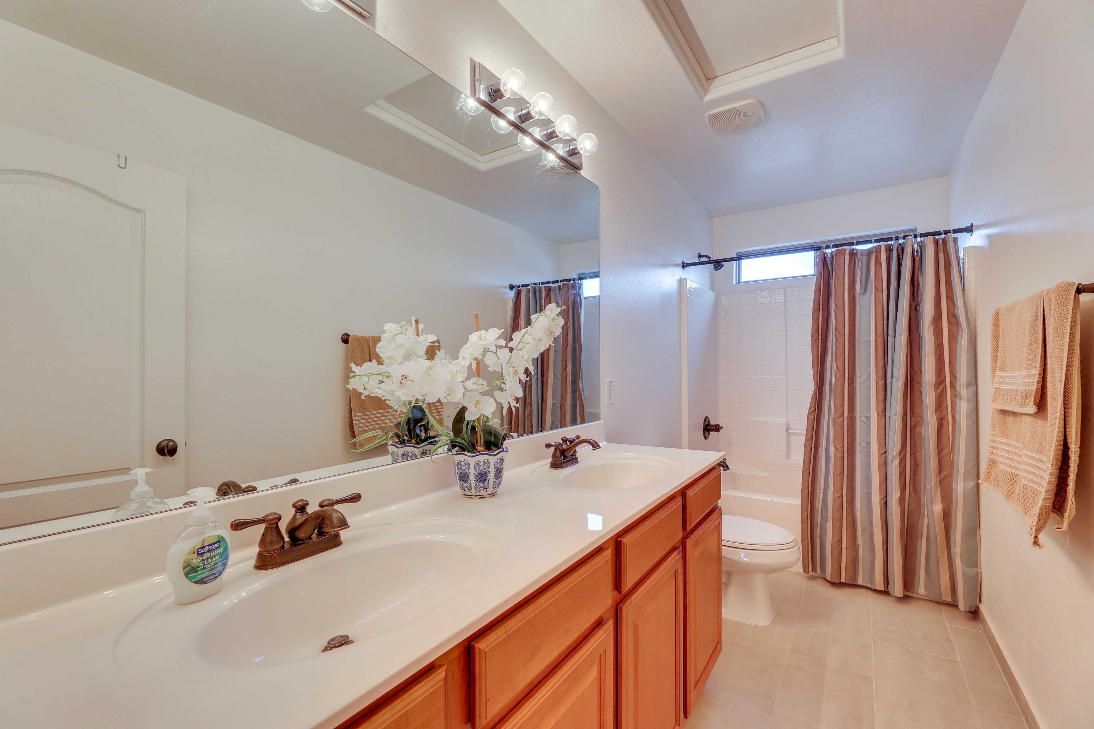 Full Bathroom | 2nd Floor | Towels & Linens Provided