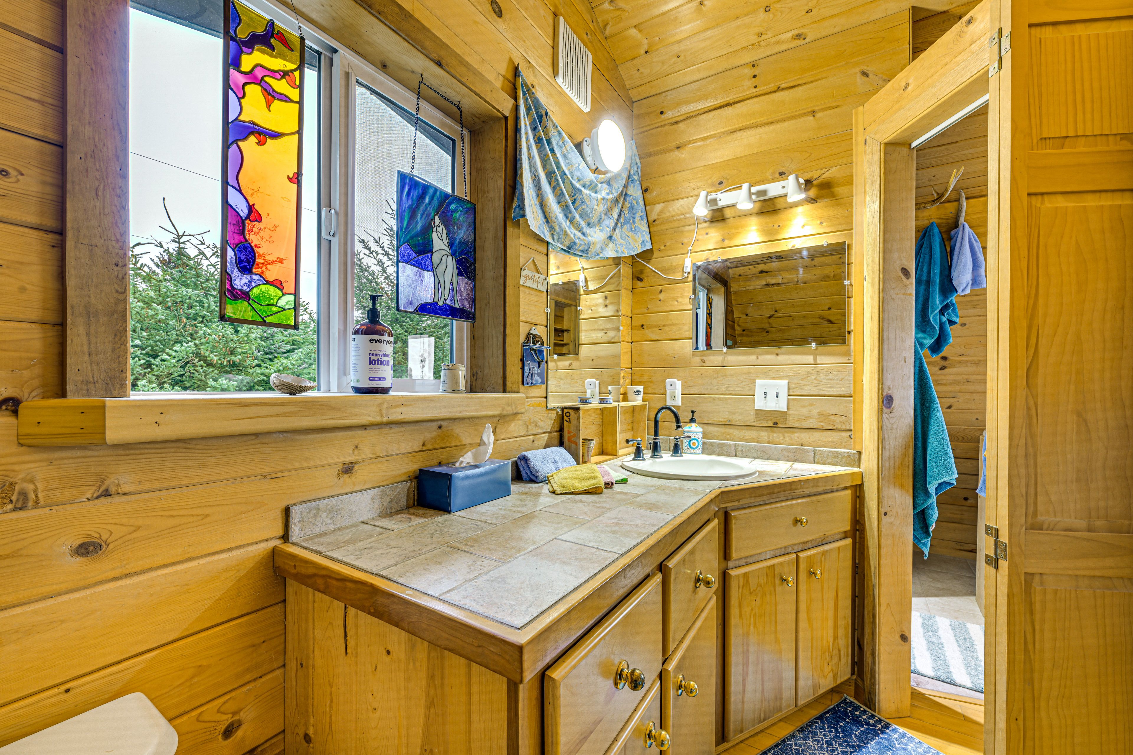 Full Bathroom | Towels Provided | 2nd Floor