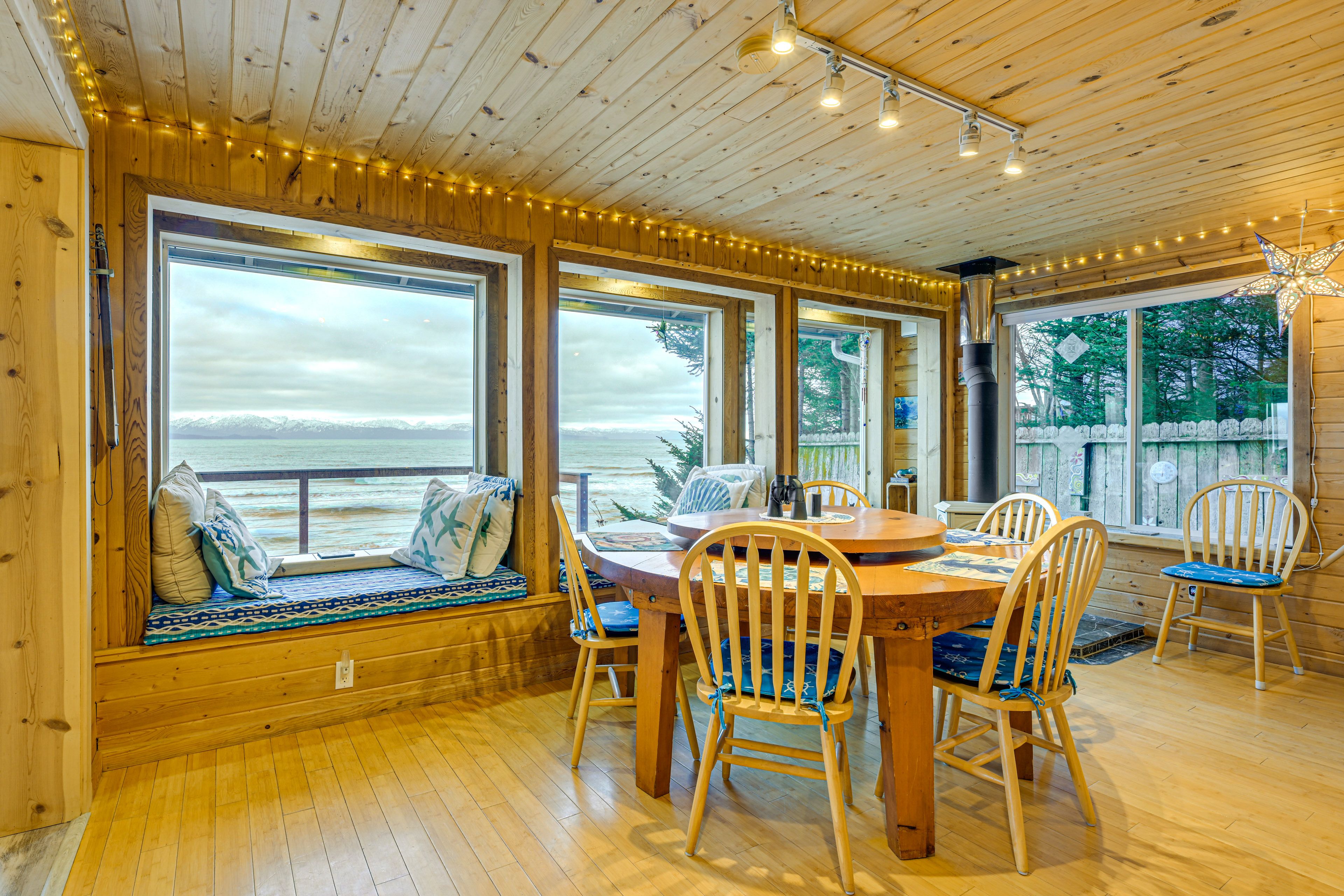 Dining Area | Dishware/Flatware | 1st Floor