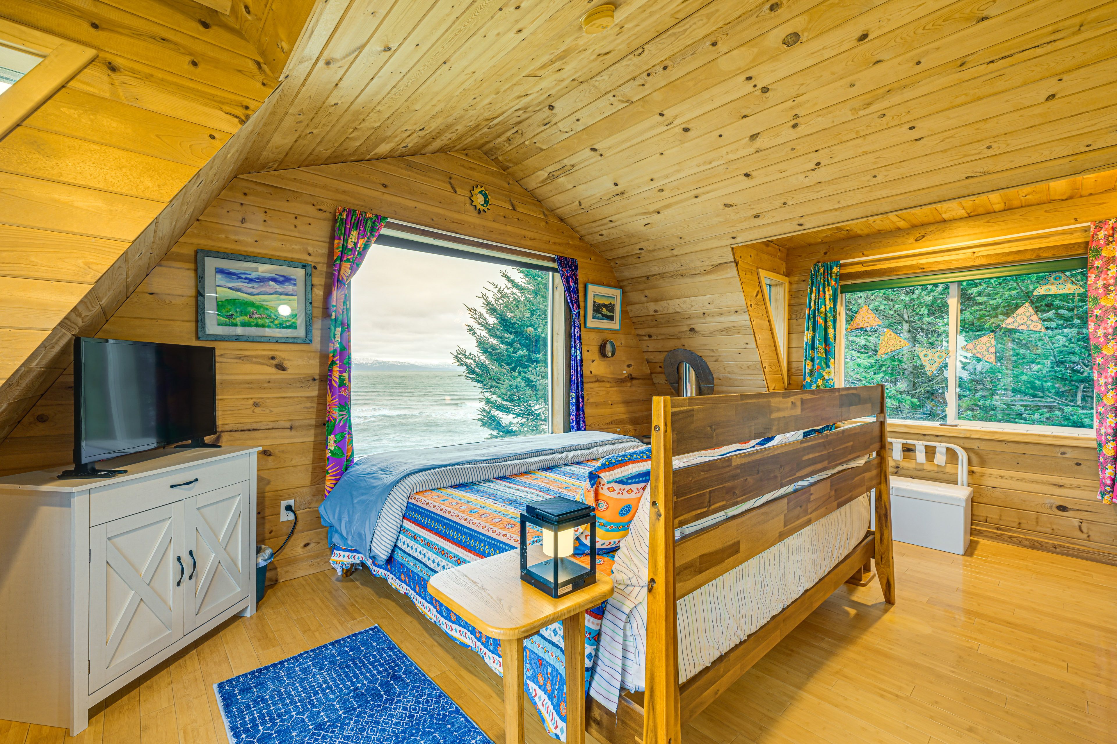 Bedroom | King Bed | Smart TV | 2nd Floor