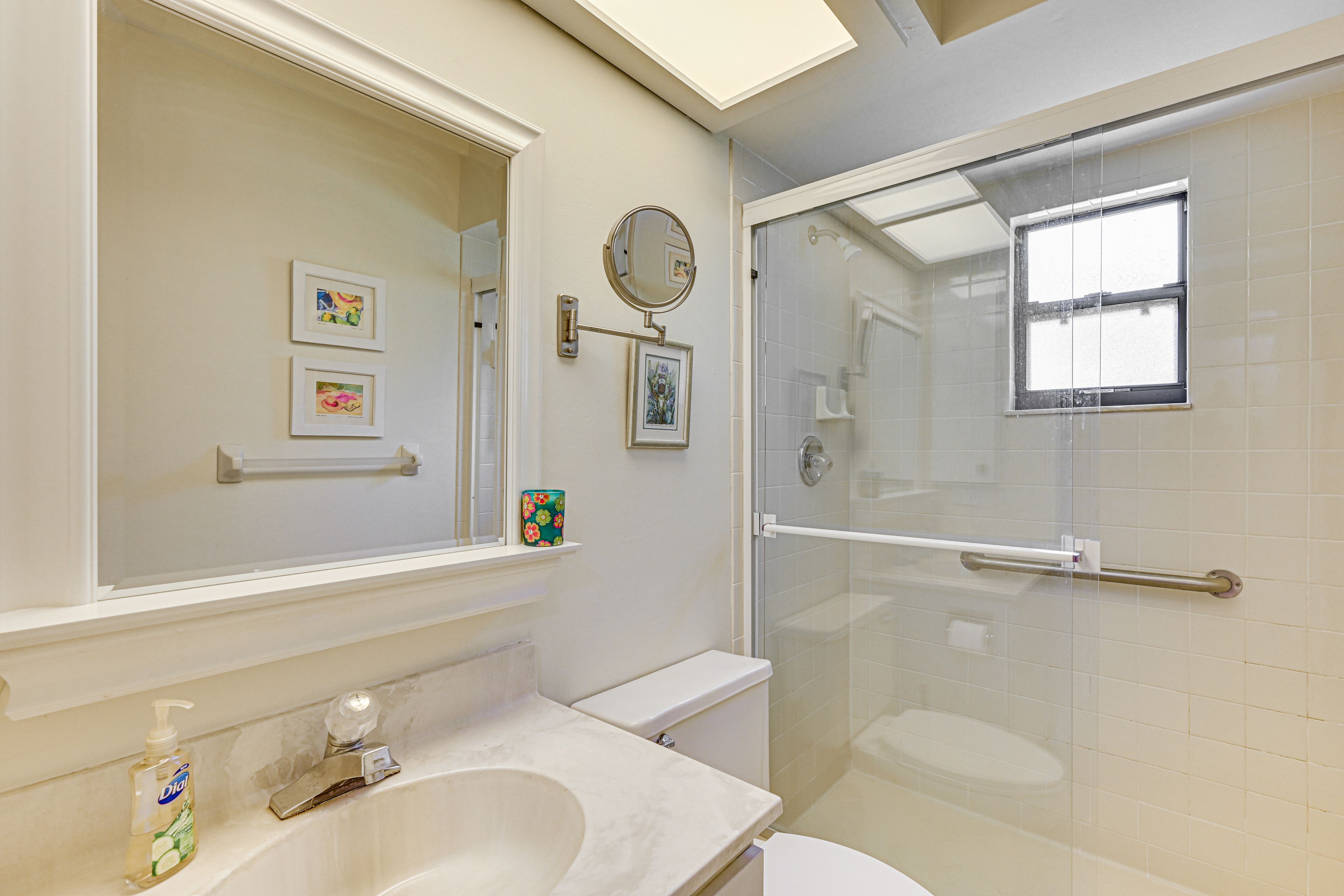 Full Bathroom | Towels Provided