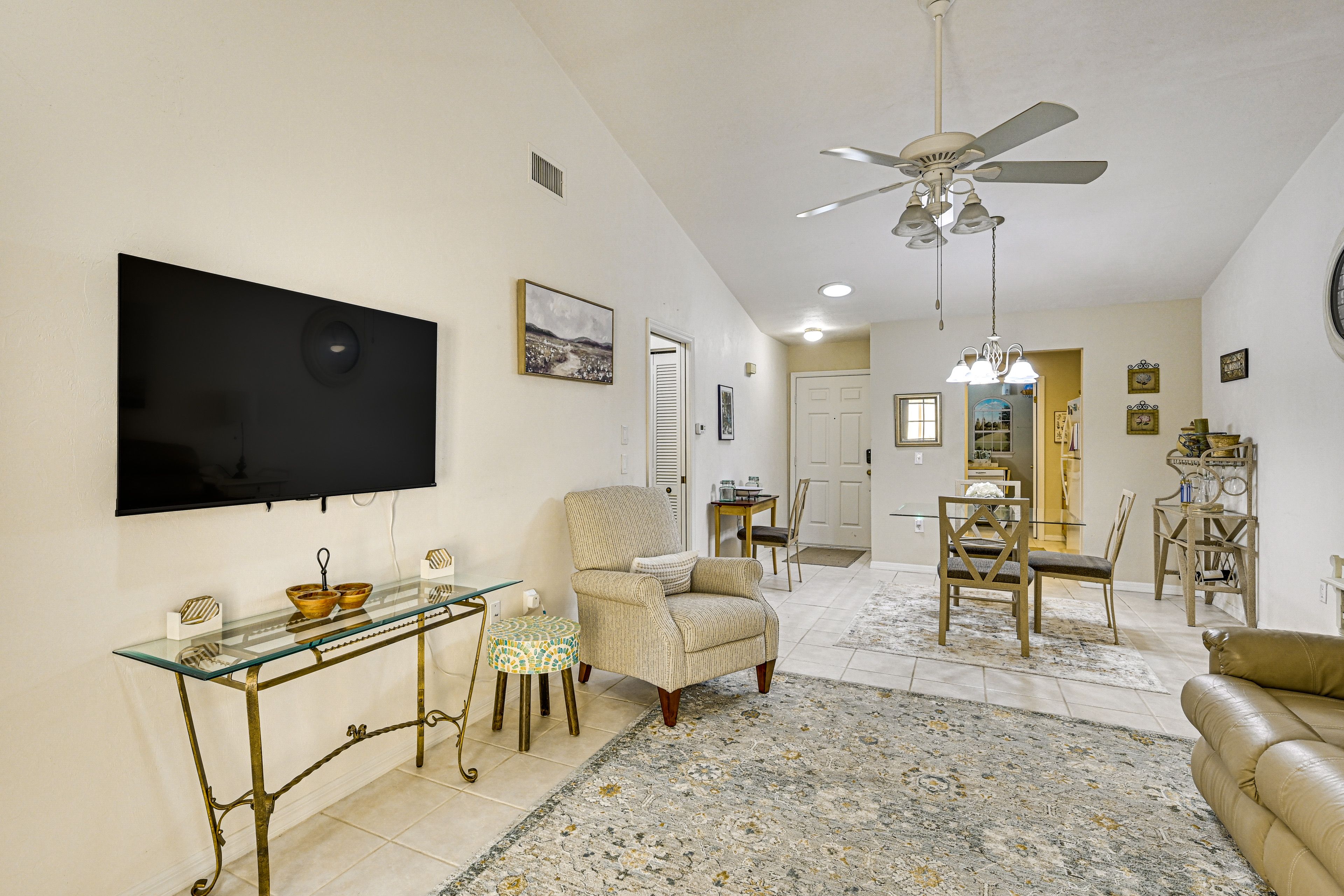 Living Room | Smart TV | Free WiFi