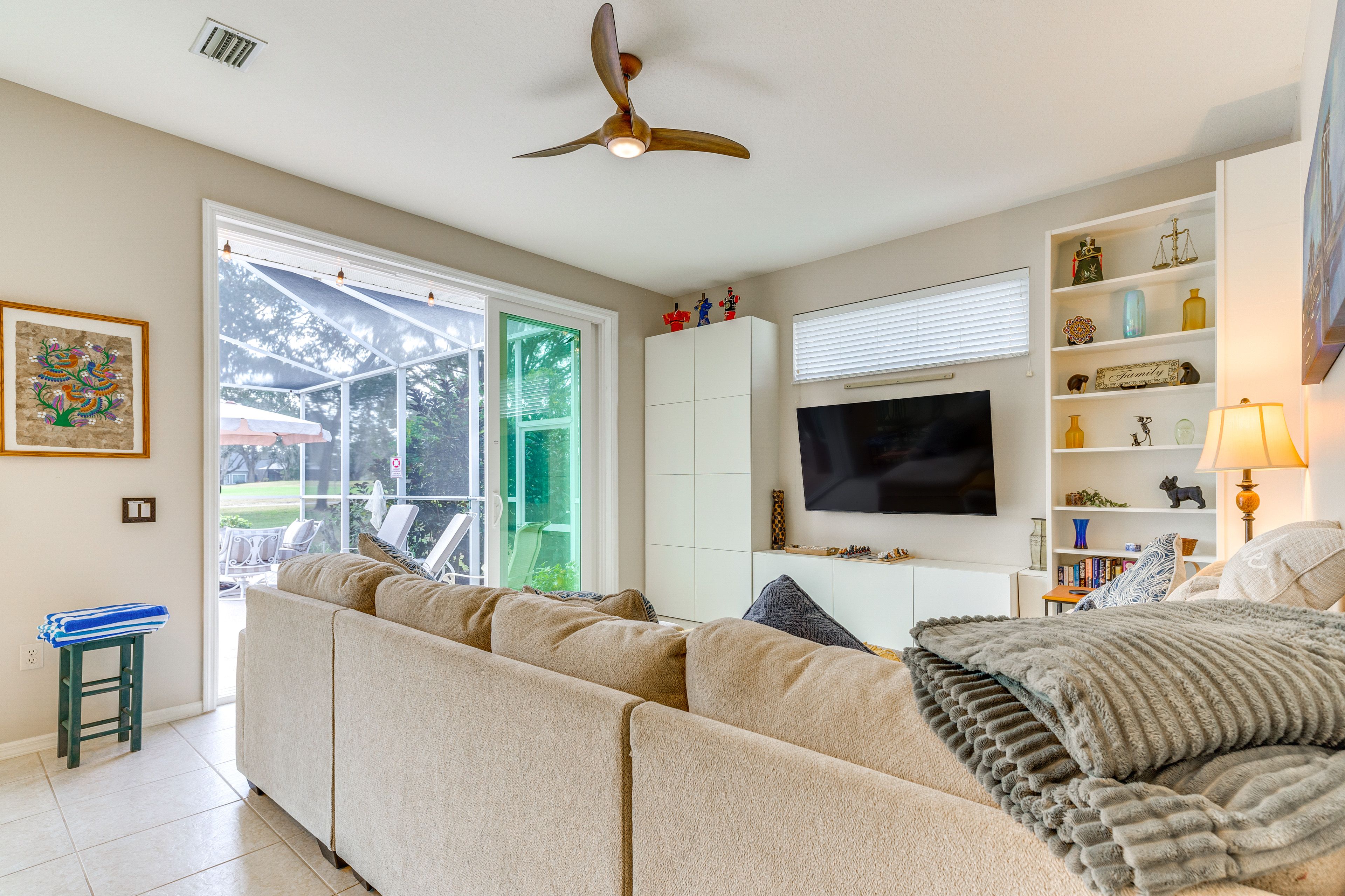 Living Room | Smart TV | Free WiFi | Board Games