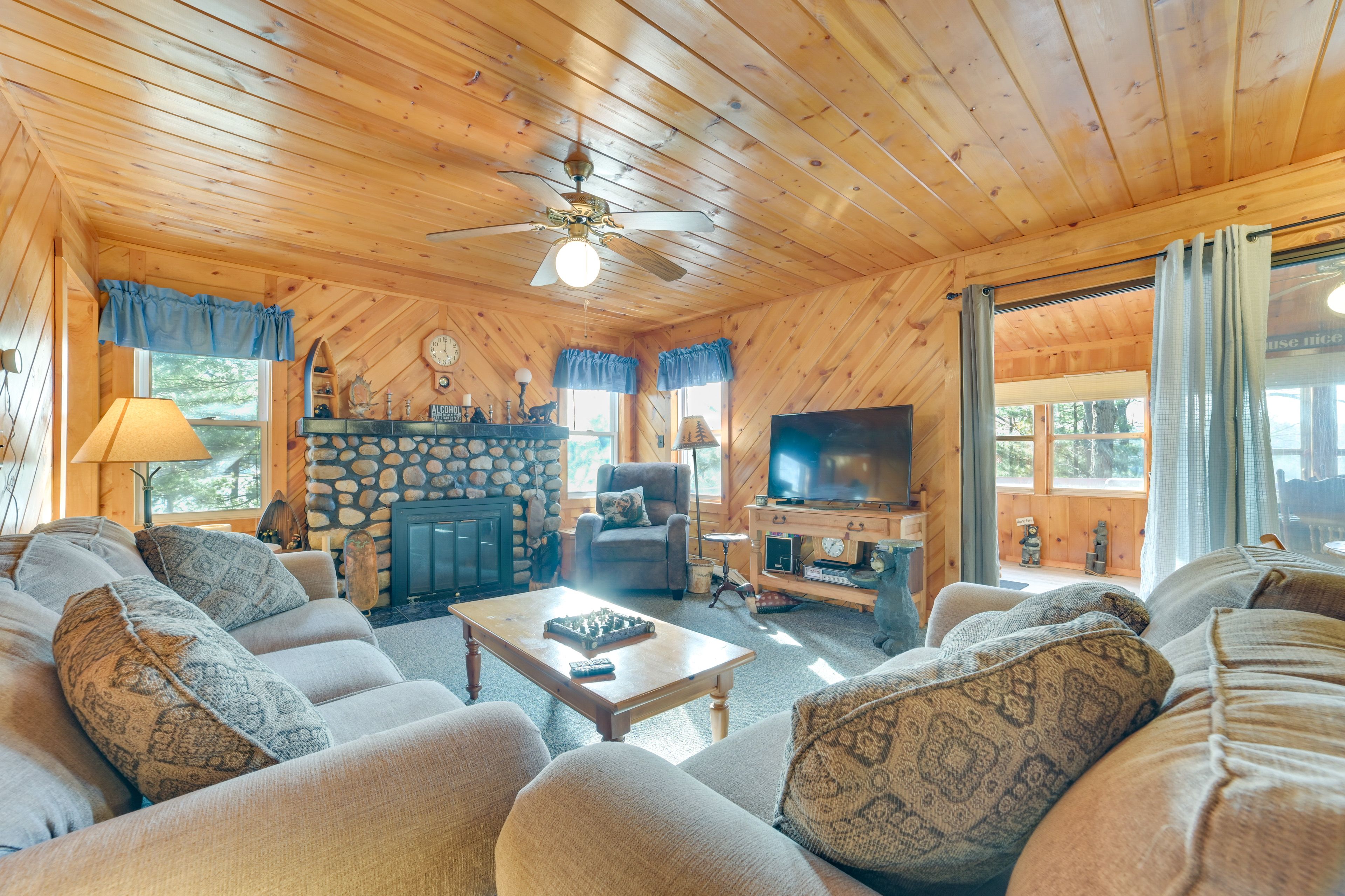 Family Room | Full Sleeper Sofa | Smart TV w/ Cable