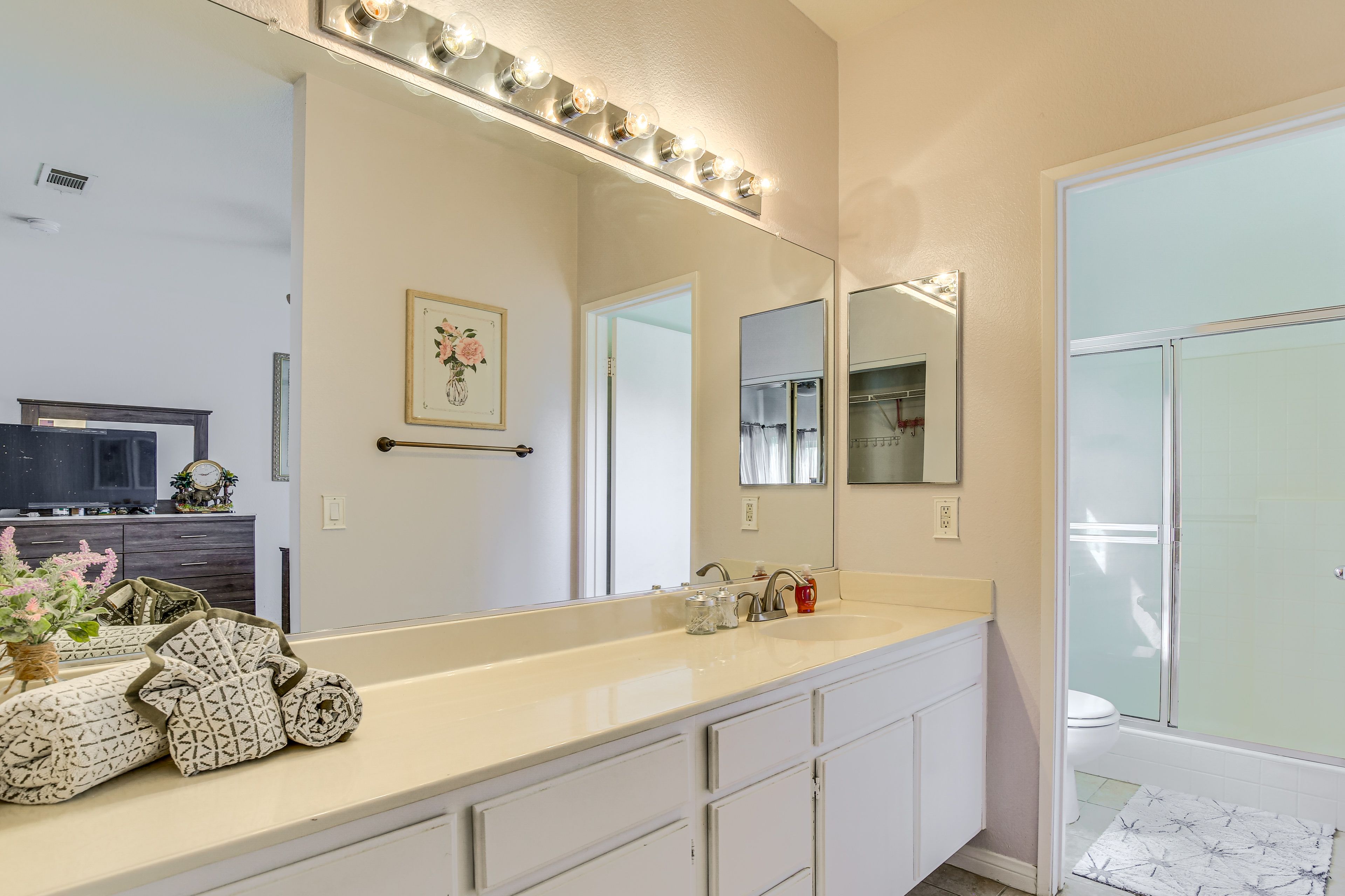 Full Bathroom | Towels Provided