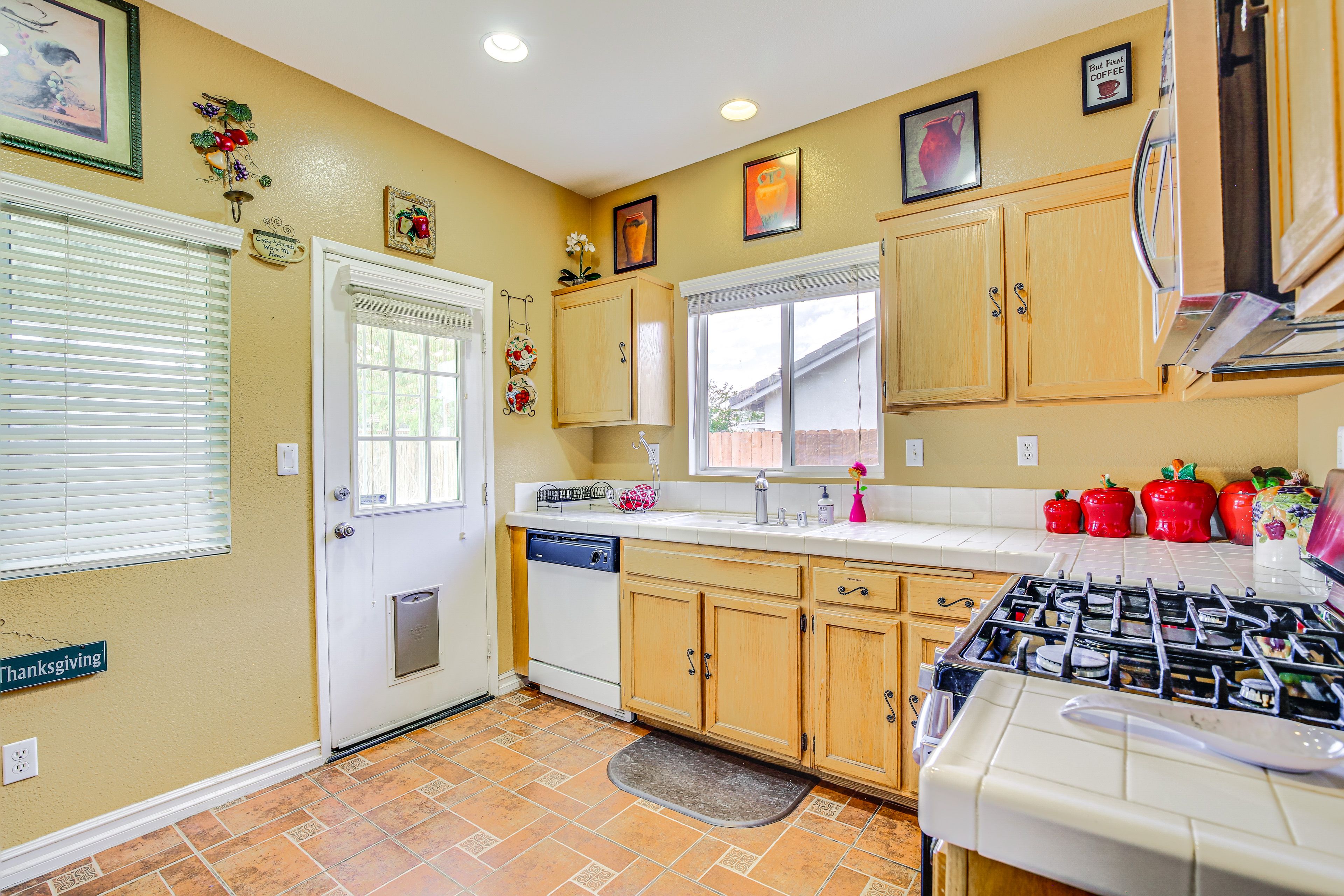 Kitchen | Central A/C & Heating | Free WiFi