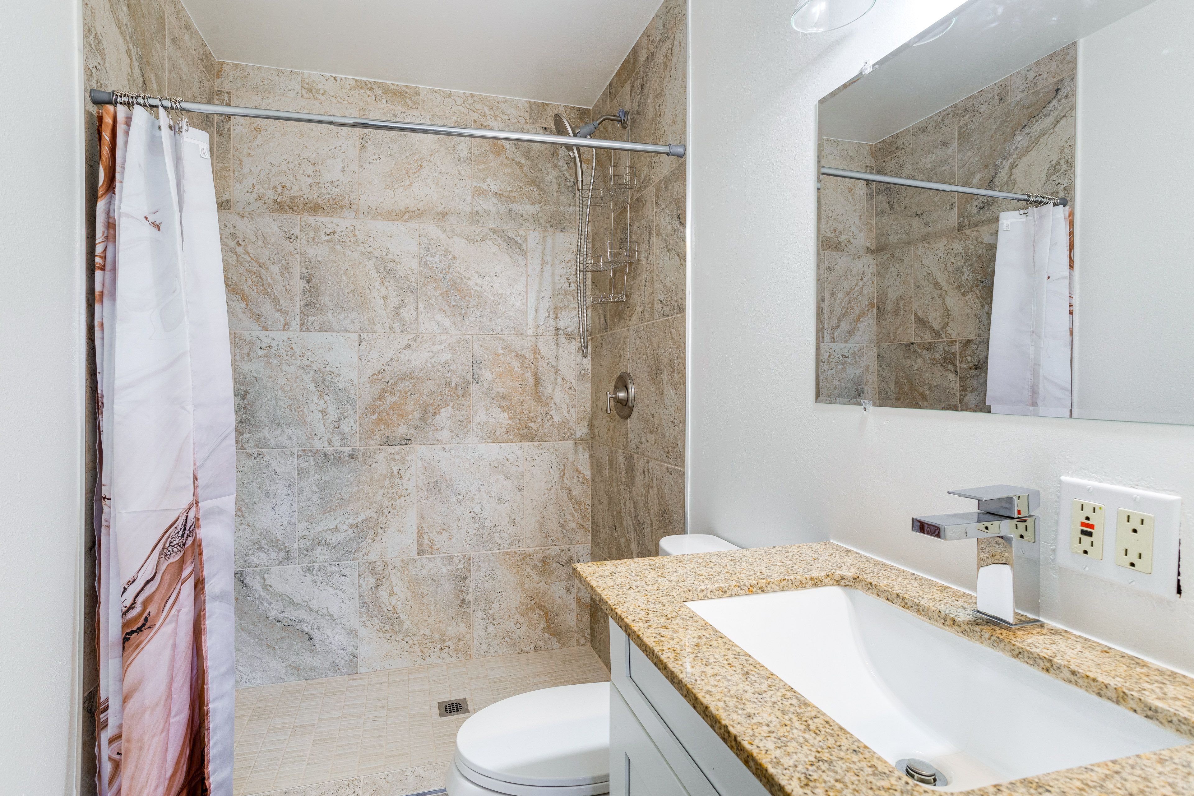 Full Bathroom | Towels Provided