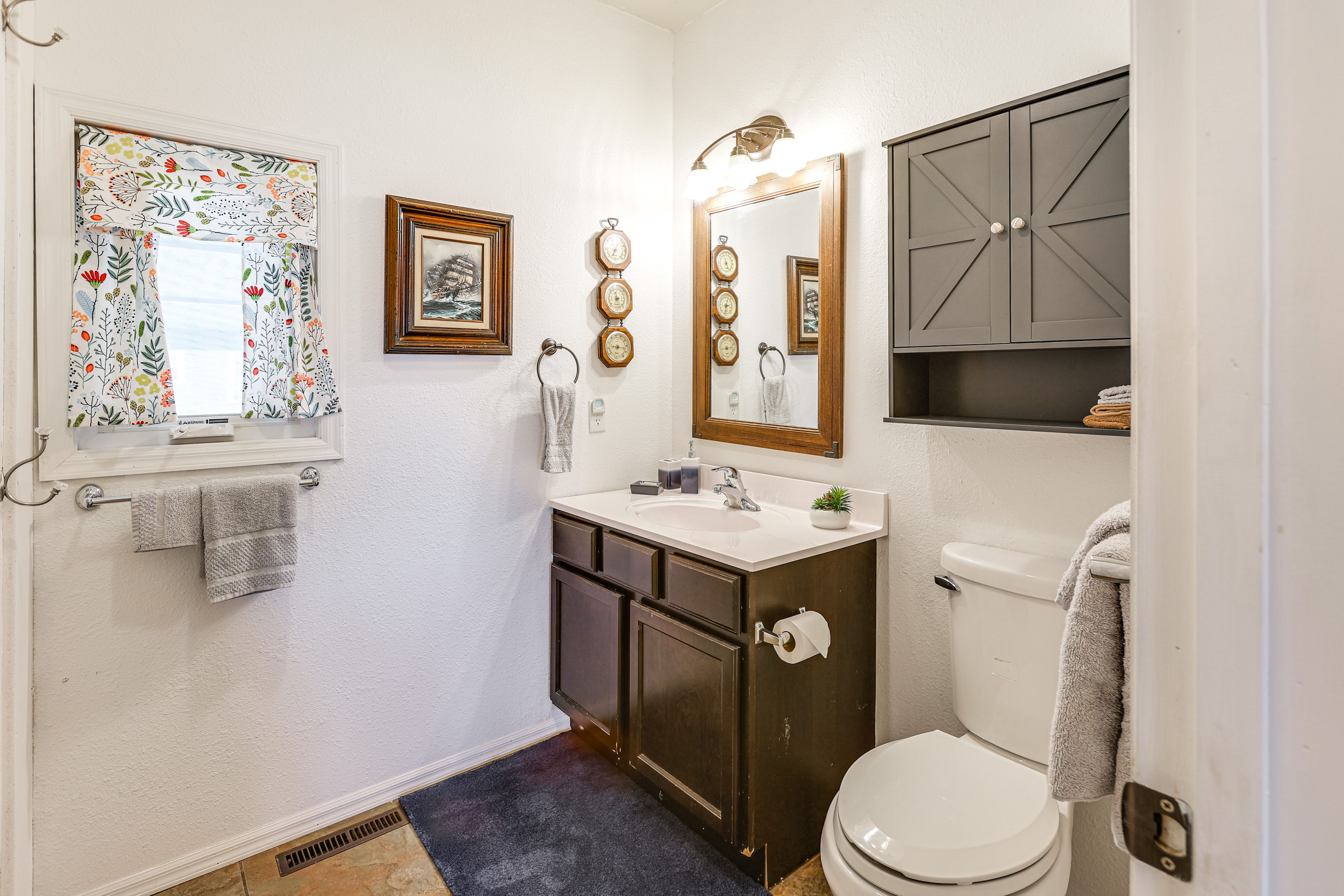 Full Bathroom | Towels Provided