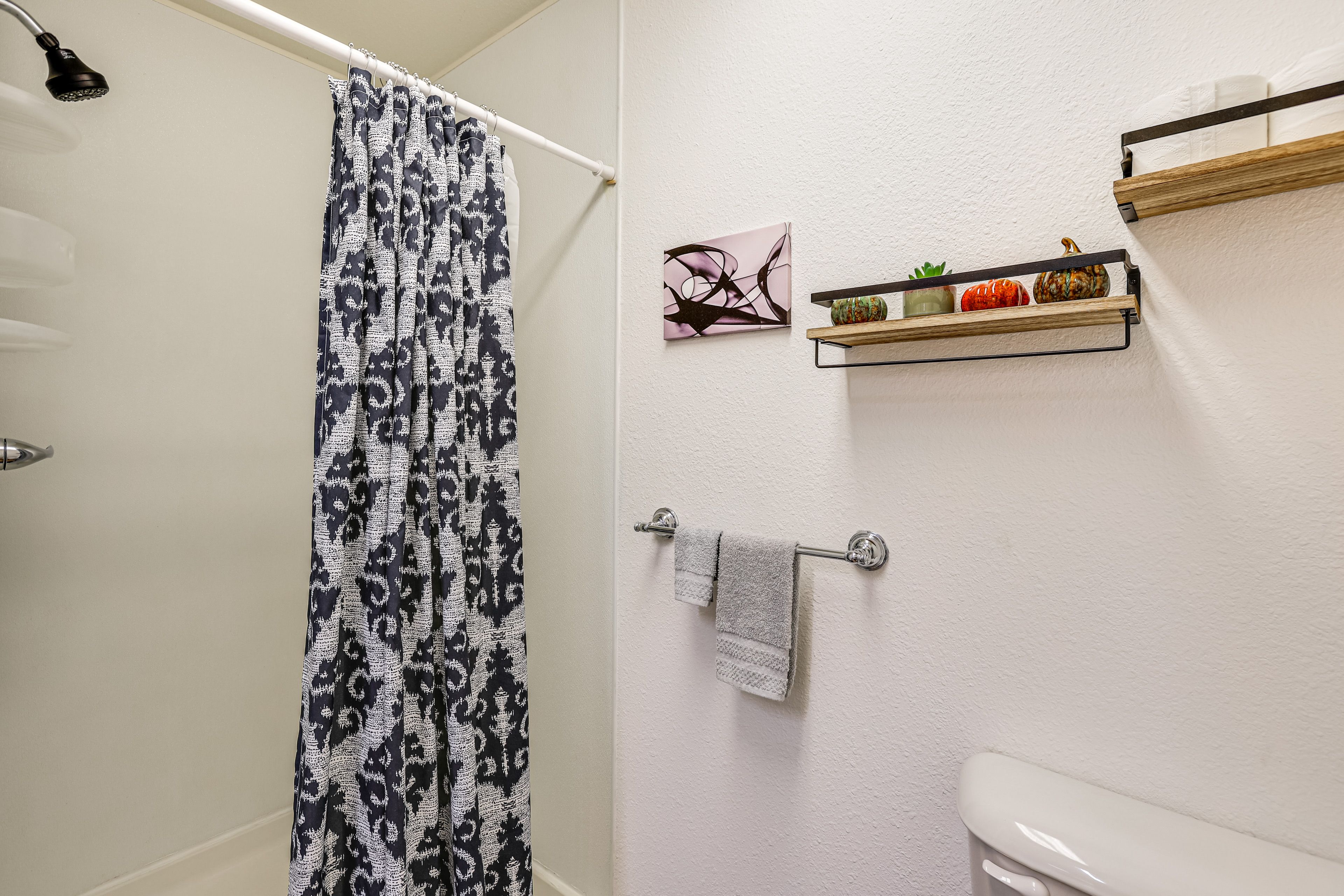 Full Bathroom | Complimentary Toiletries