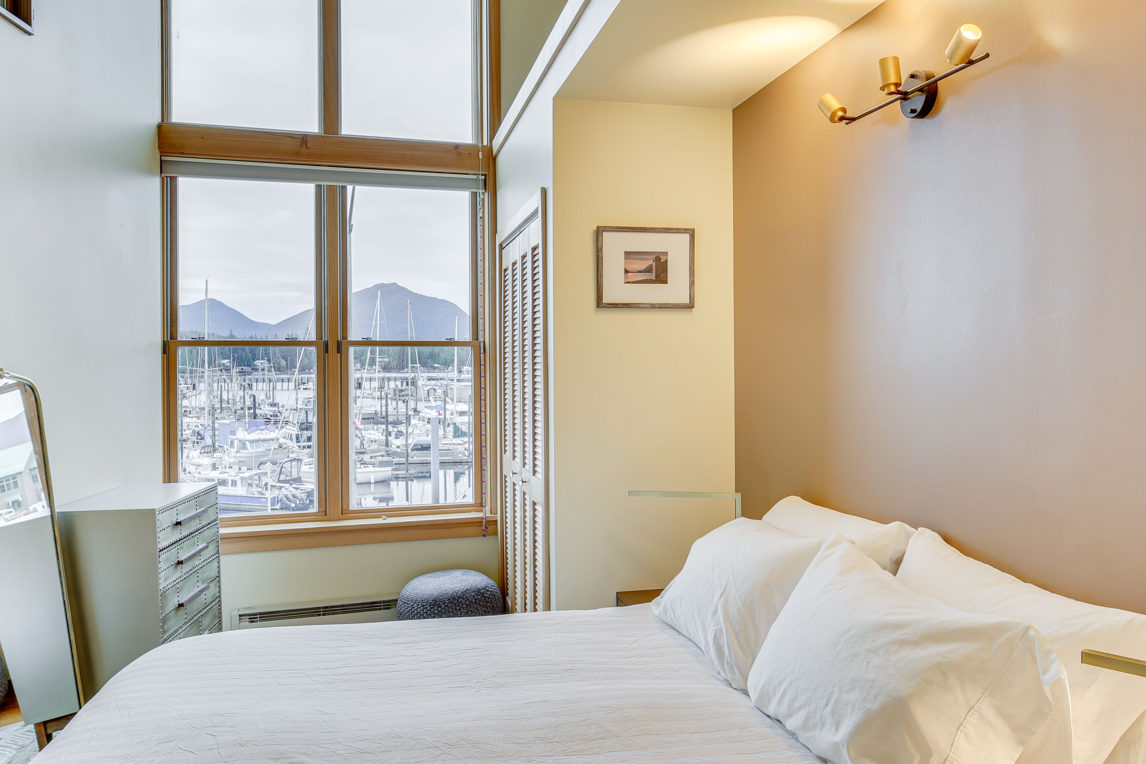 Bedroom 2 | Queen Bed | Smart TV | Main Floor