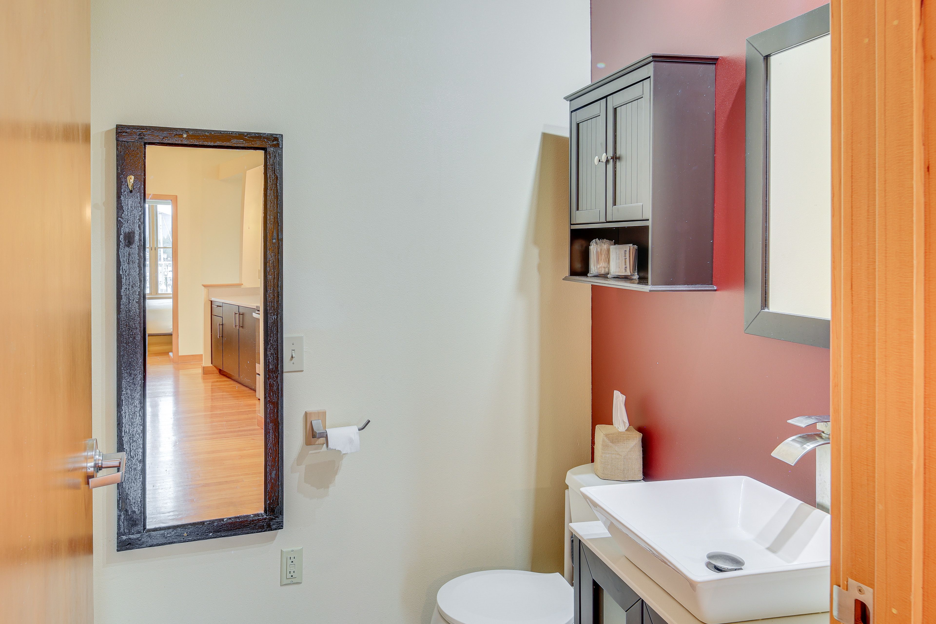 Full Bathroom | Complimentary Toiletries | Main Floor