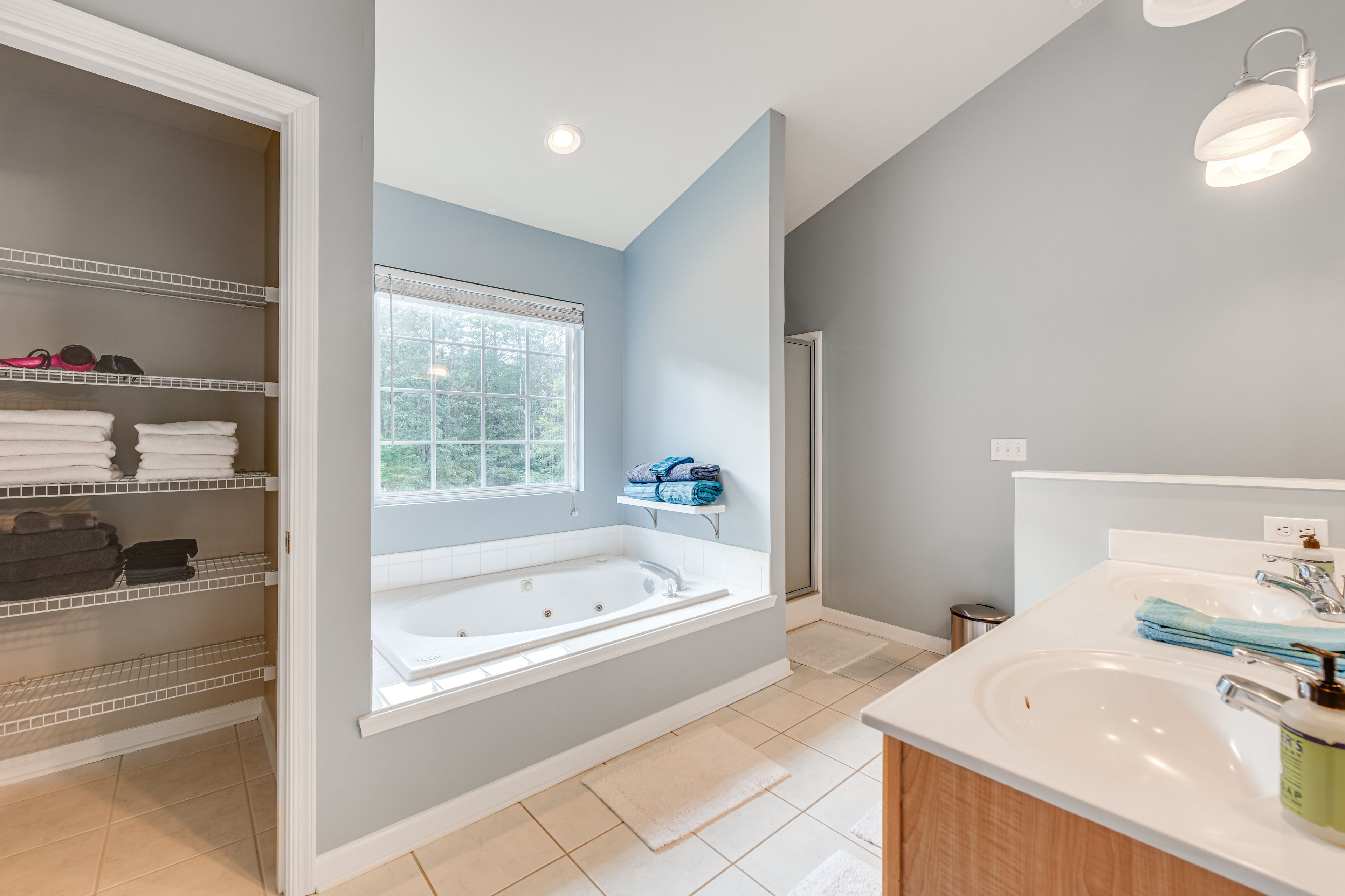 En-Suite Bathroom | 2nd Floor | Complimentary Toiletries