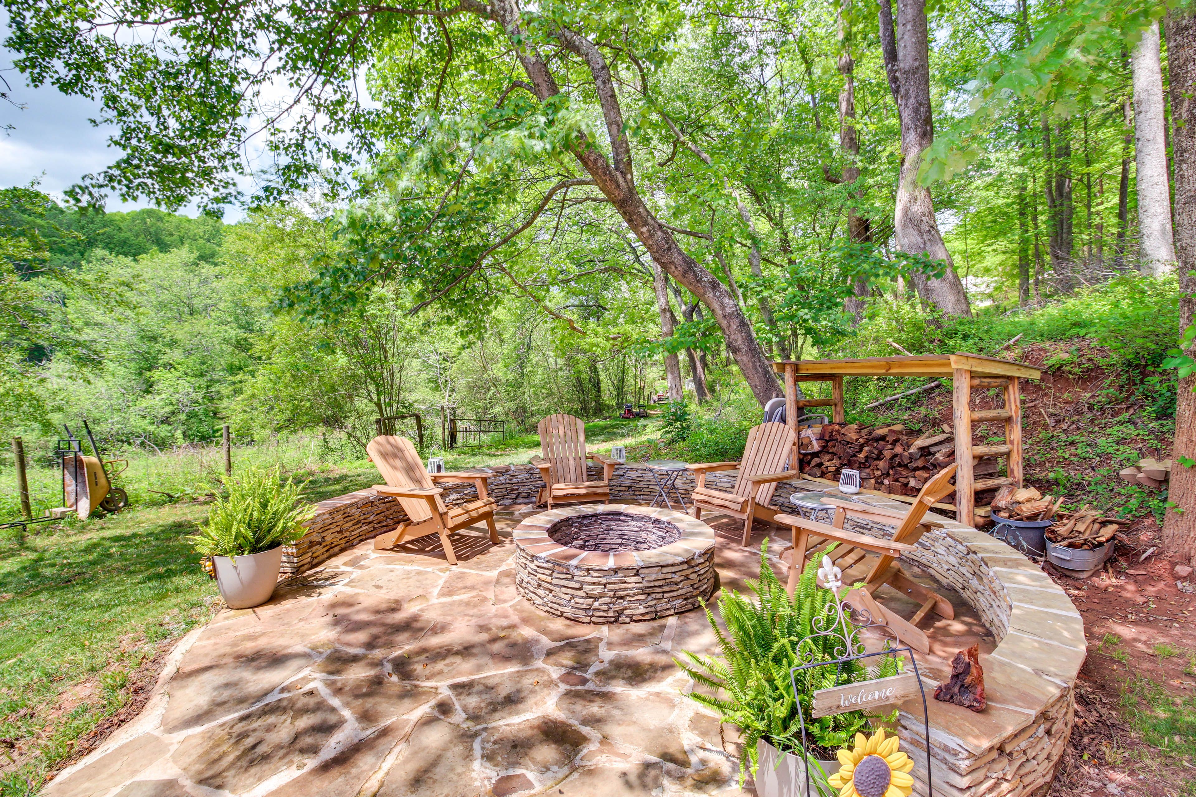 Backyard | Fire Pit | Deck | Gas Grill