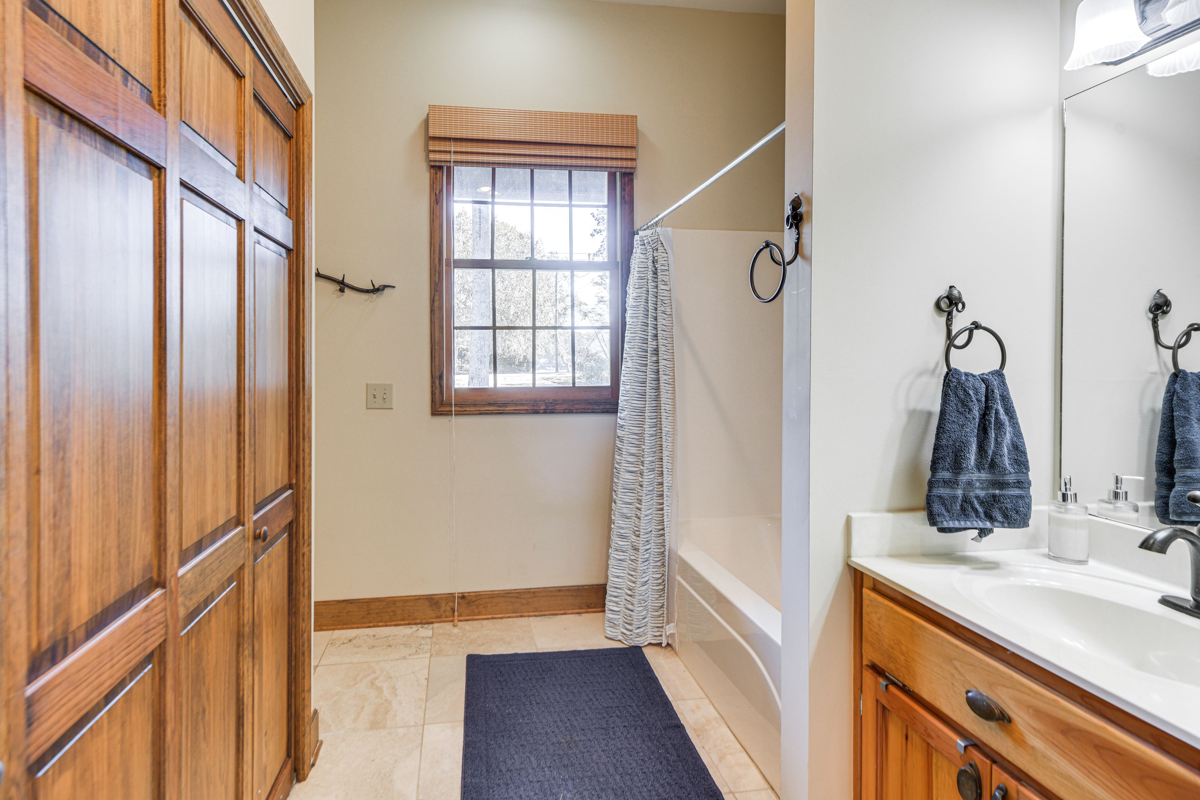 Full Bathroom | 1st Floor | Towels Provided