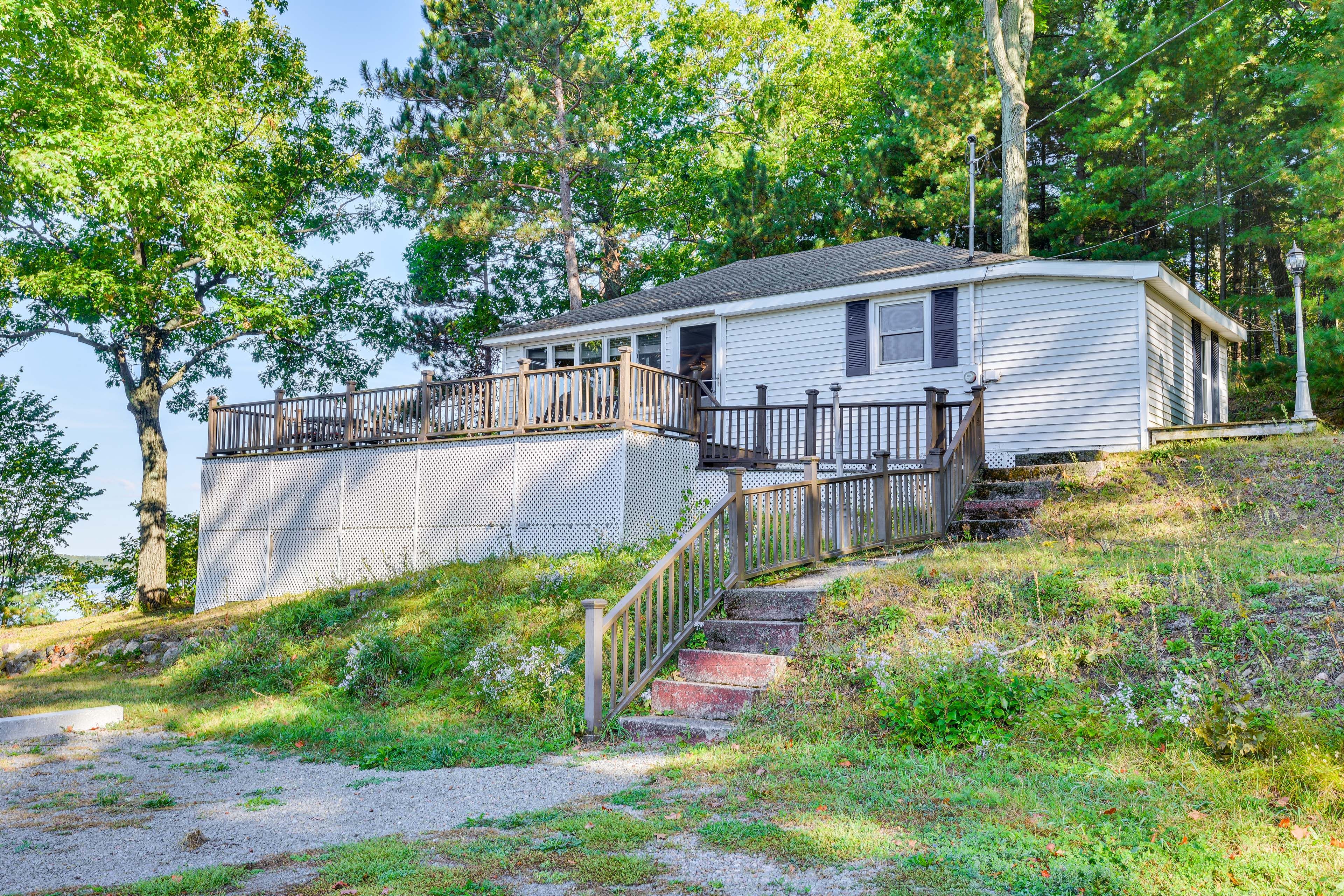 Single-Story Studio Cottage | Deck w/ Water View
