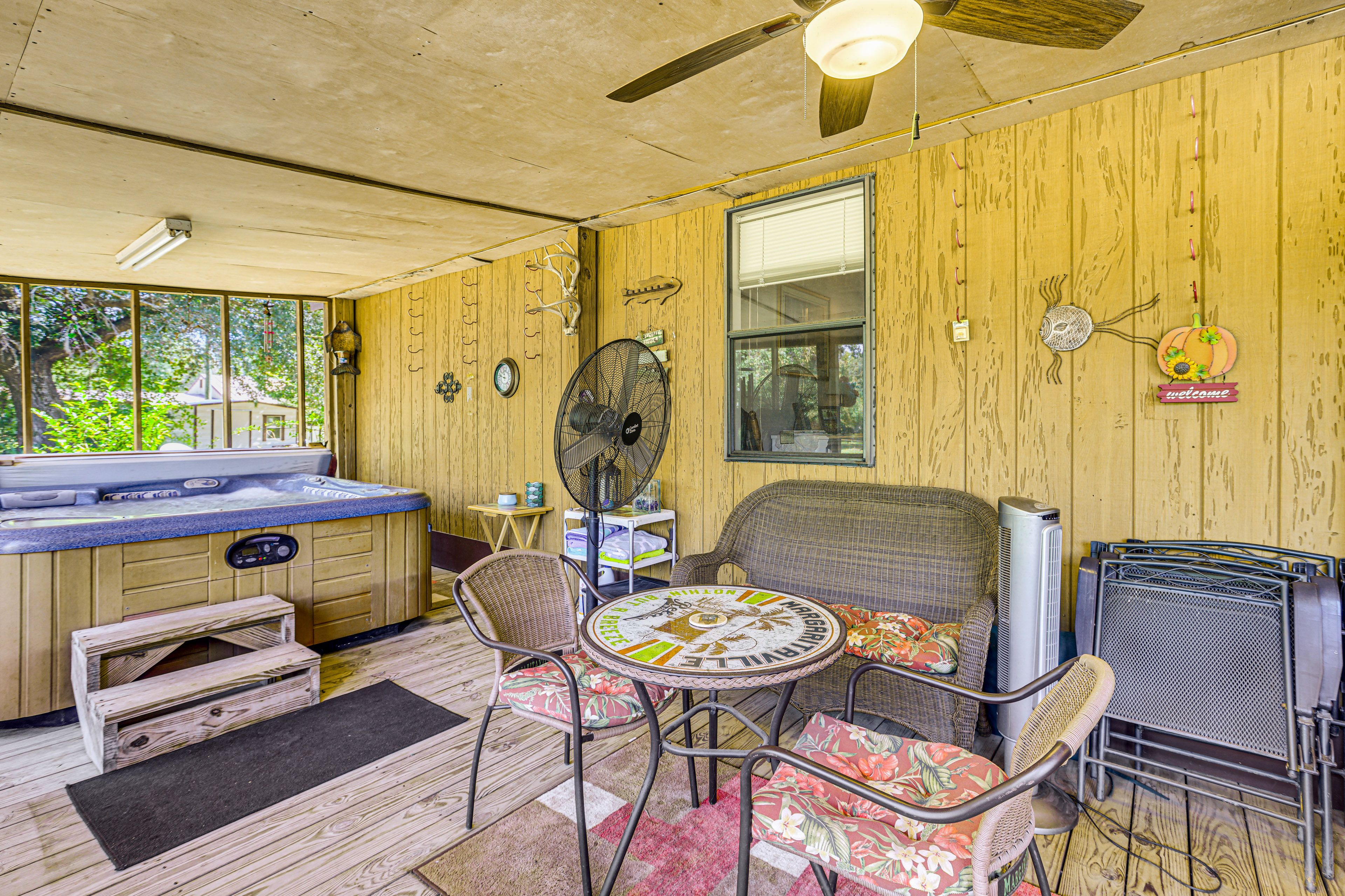 Screened-In Porch | 6-Person Hot Tub | Dining Area
