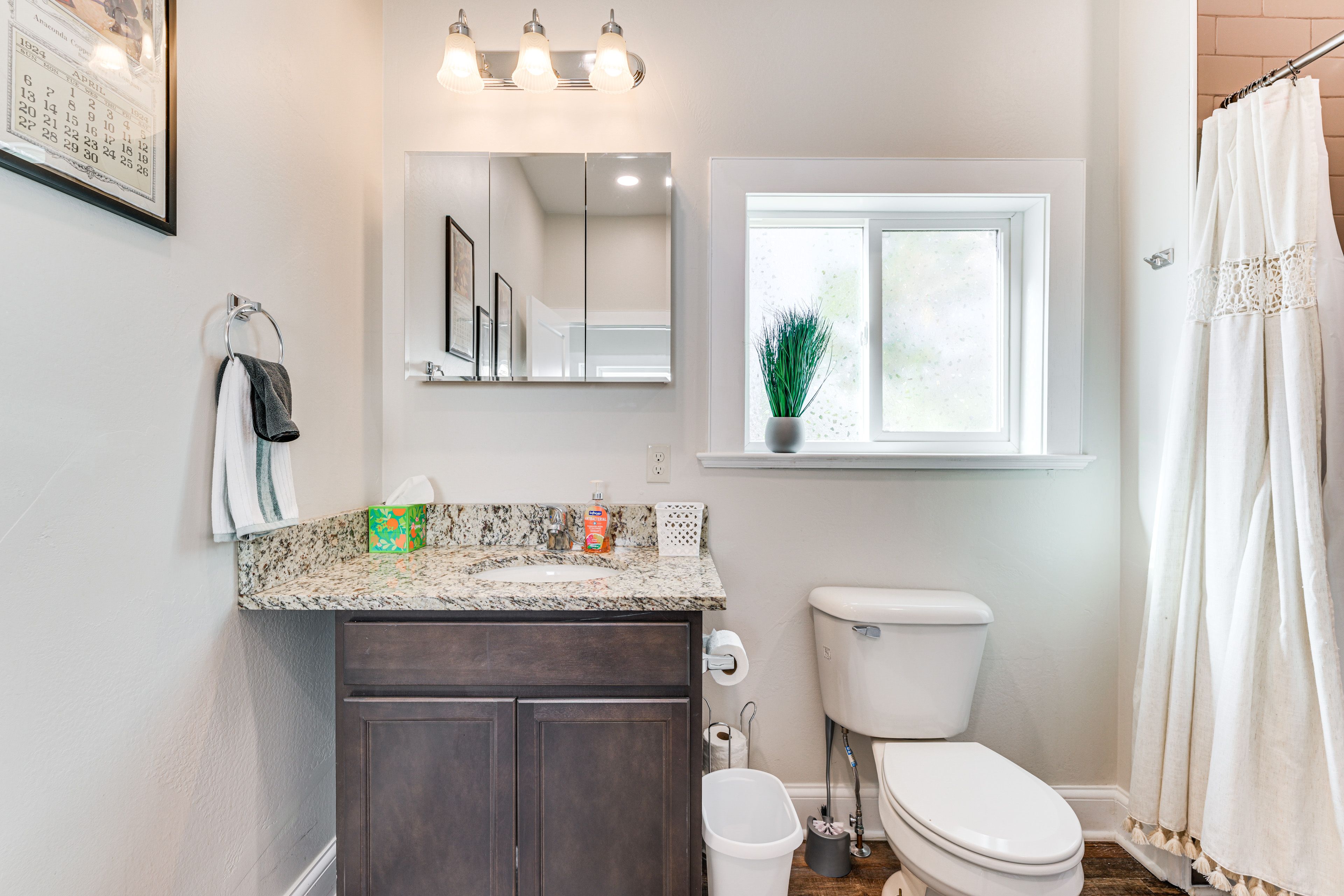 Full Bathroom | Towels Provided | Hair Dryer