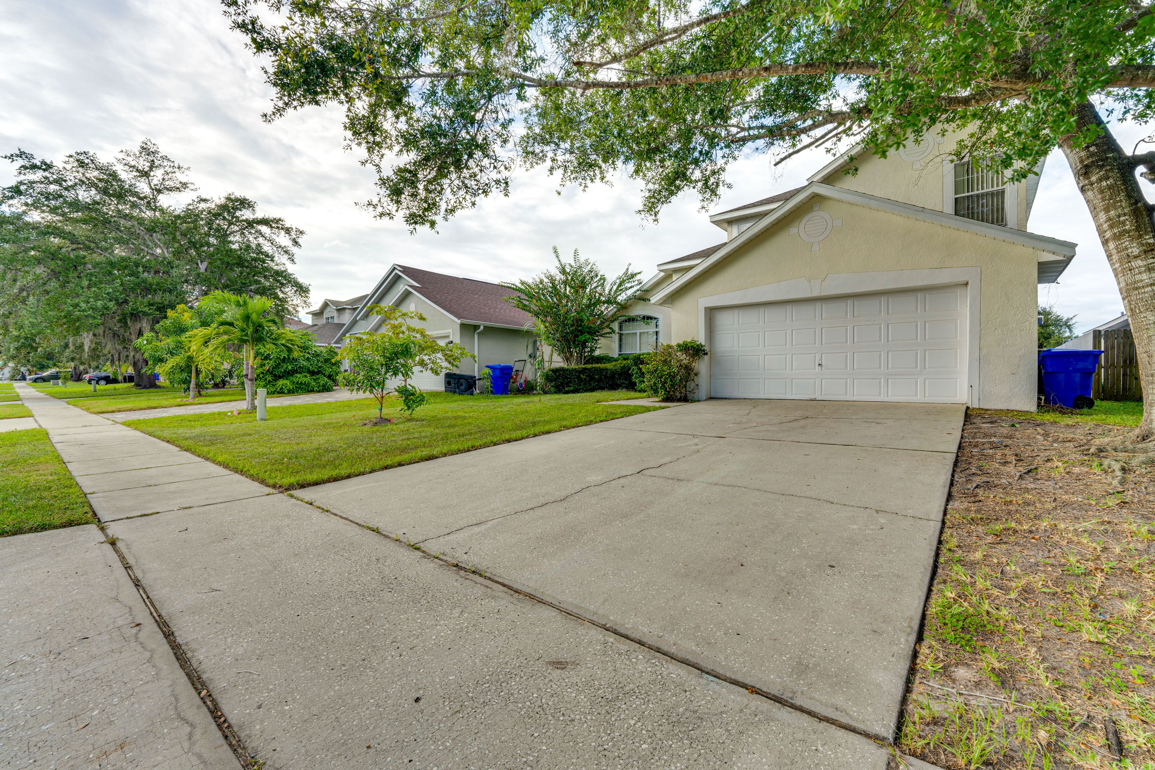 Parking | Driveway (2 Vehicles) | Garage (2 Vehicles)