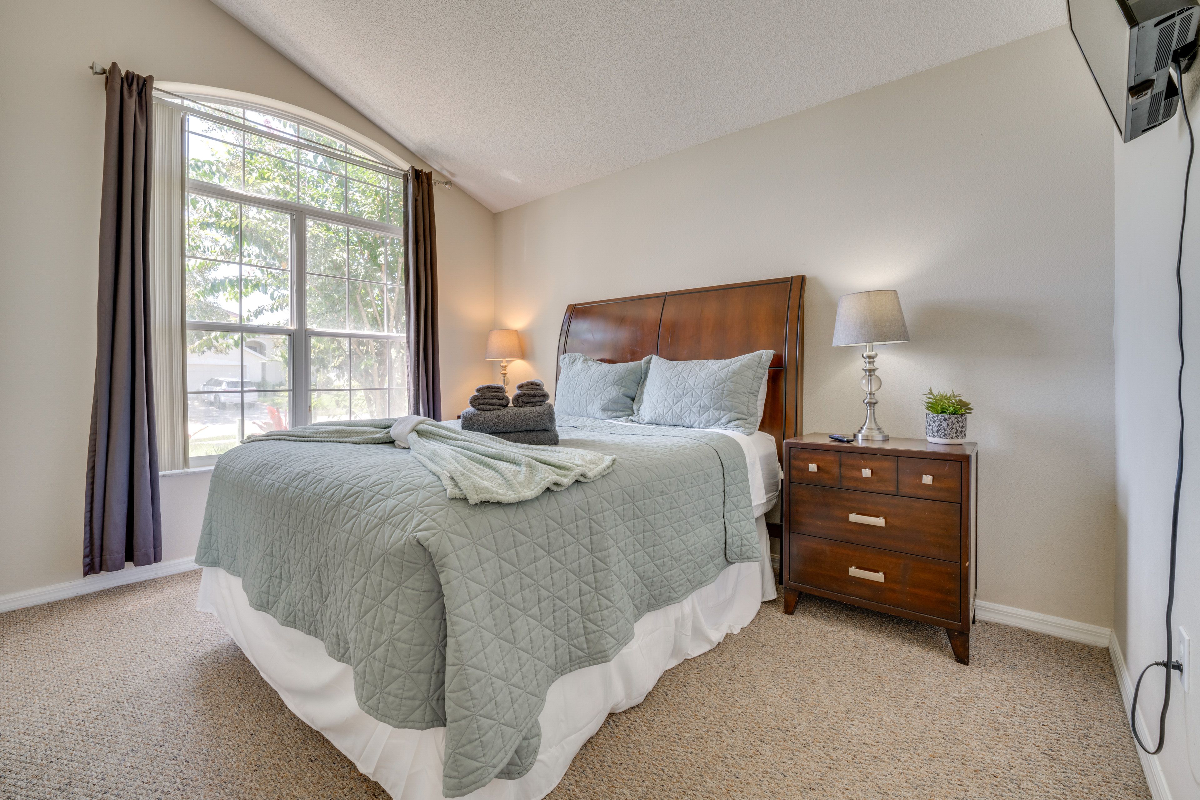Bedroom 2 | Queen Bed | 1st Floor