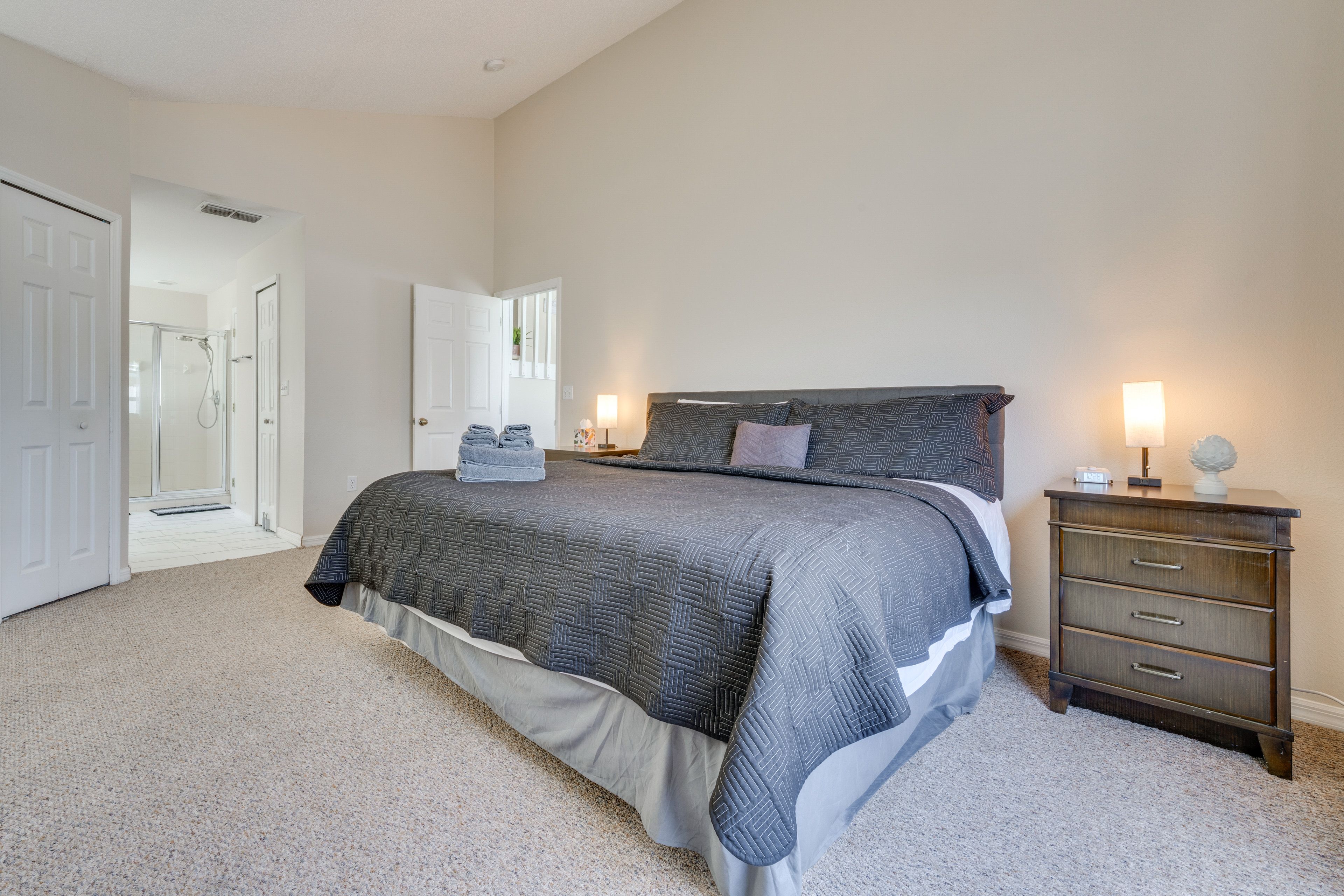 Bedroom 1 | King Bed | 1st Floor