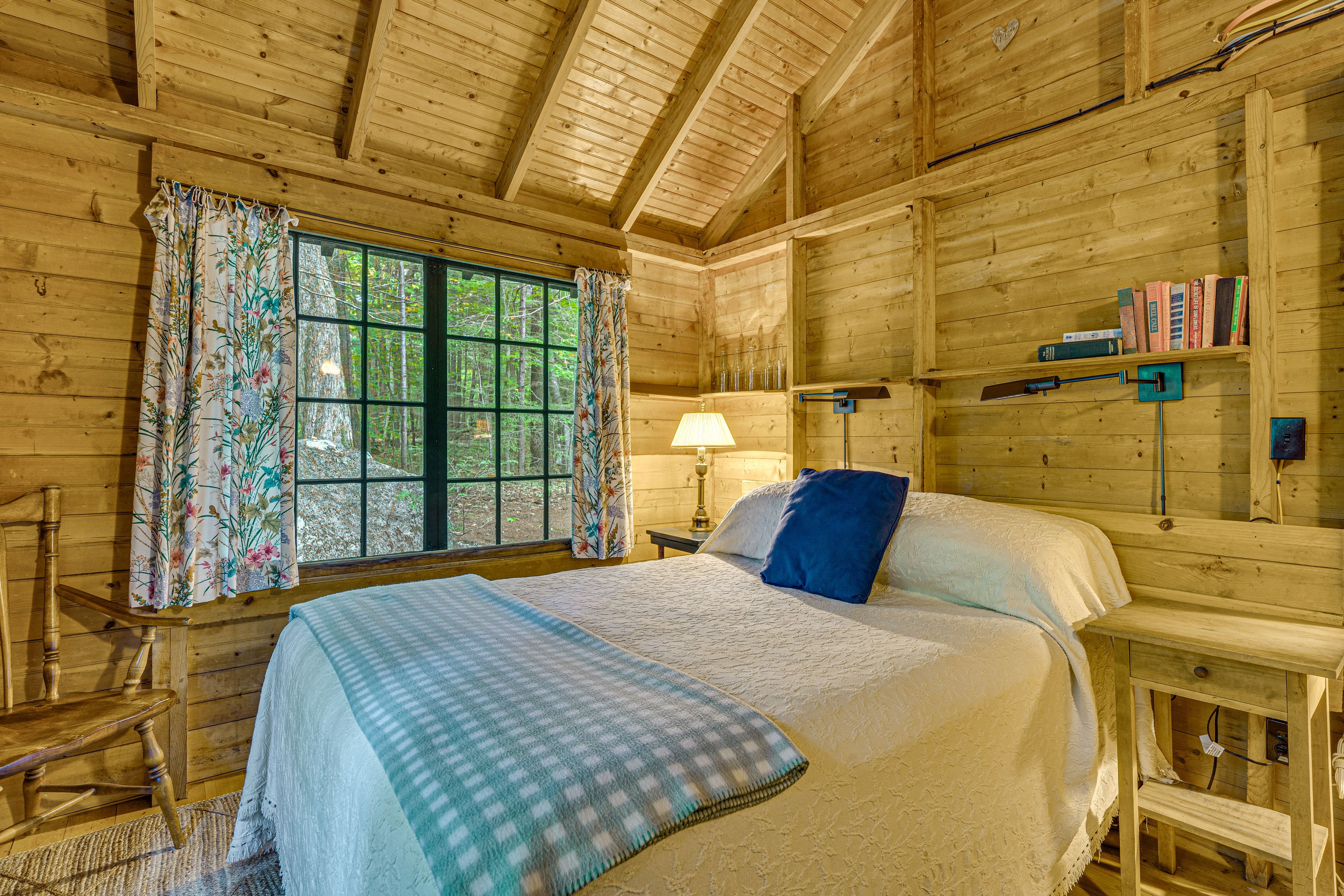 Bedroom 1 | Queen Bed