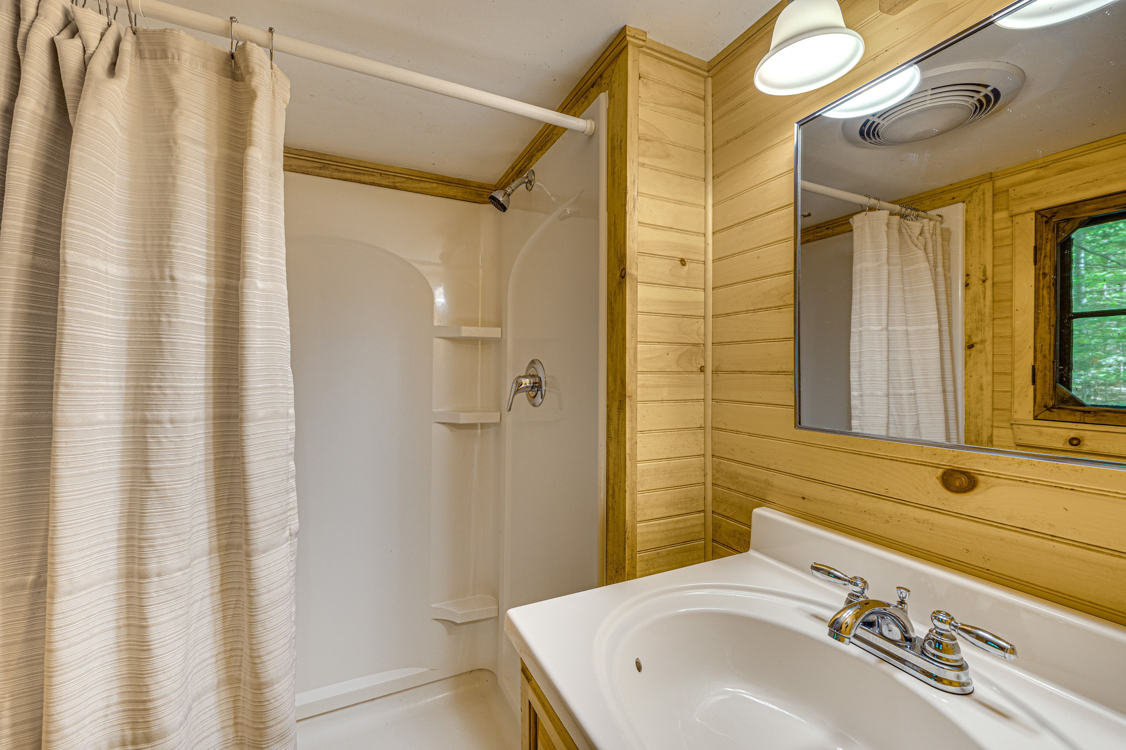 Full Bathroom | Towels Provided
