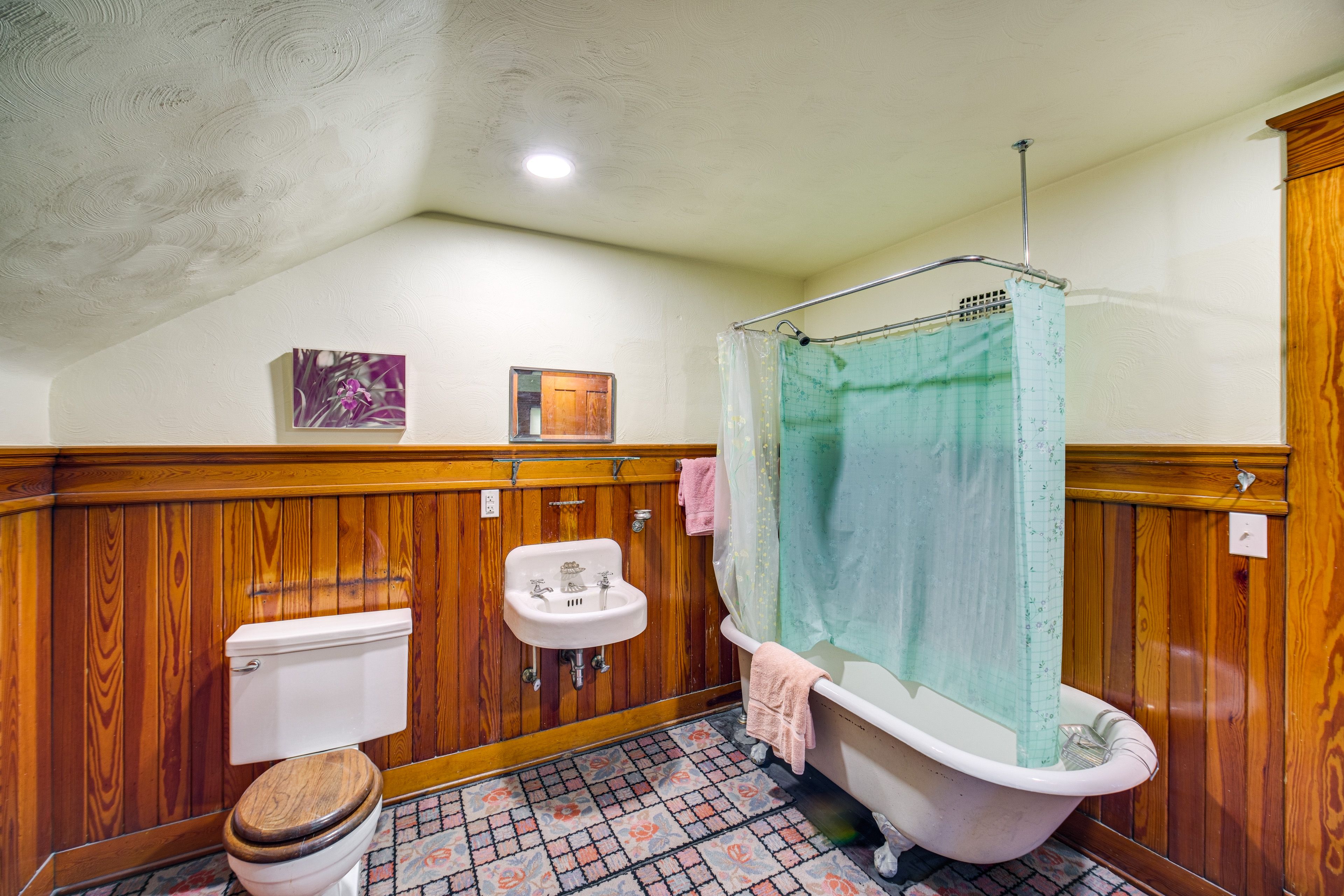 Full Bathroom | 3rd Floor