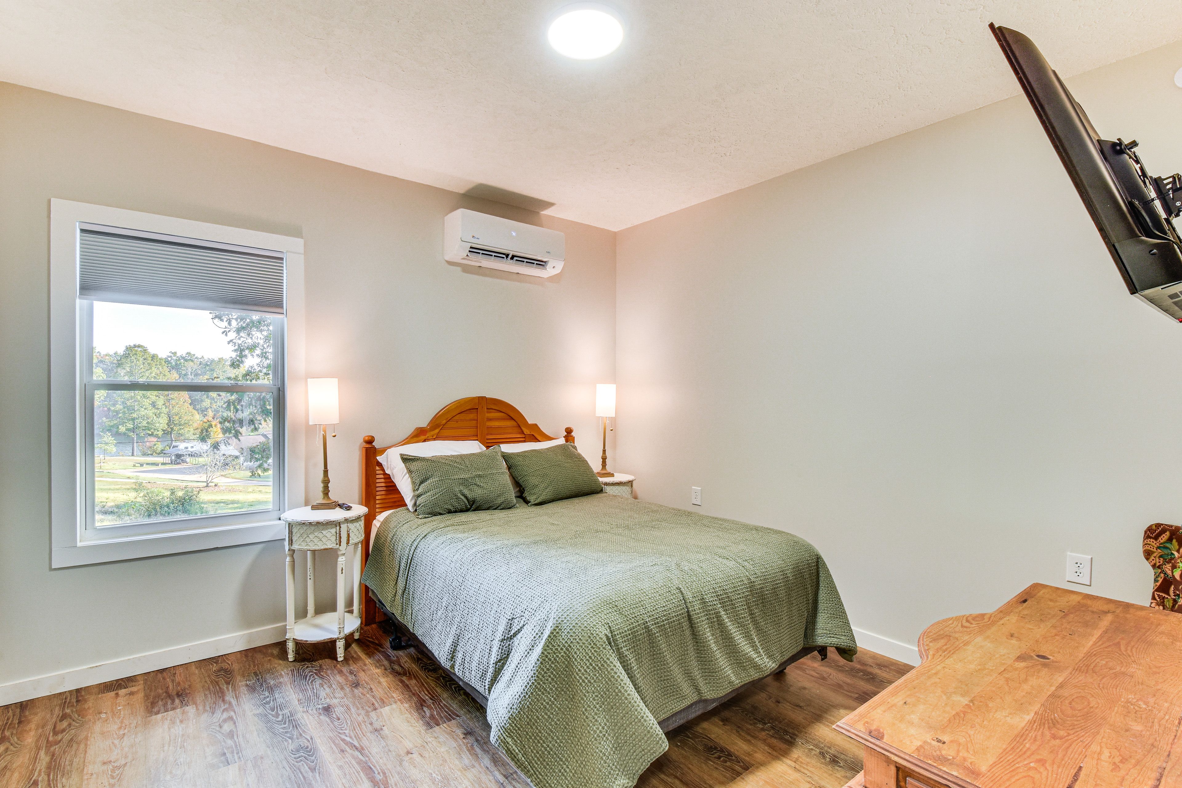 Bedroom 3 | Queen Bed
