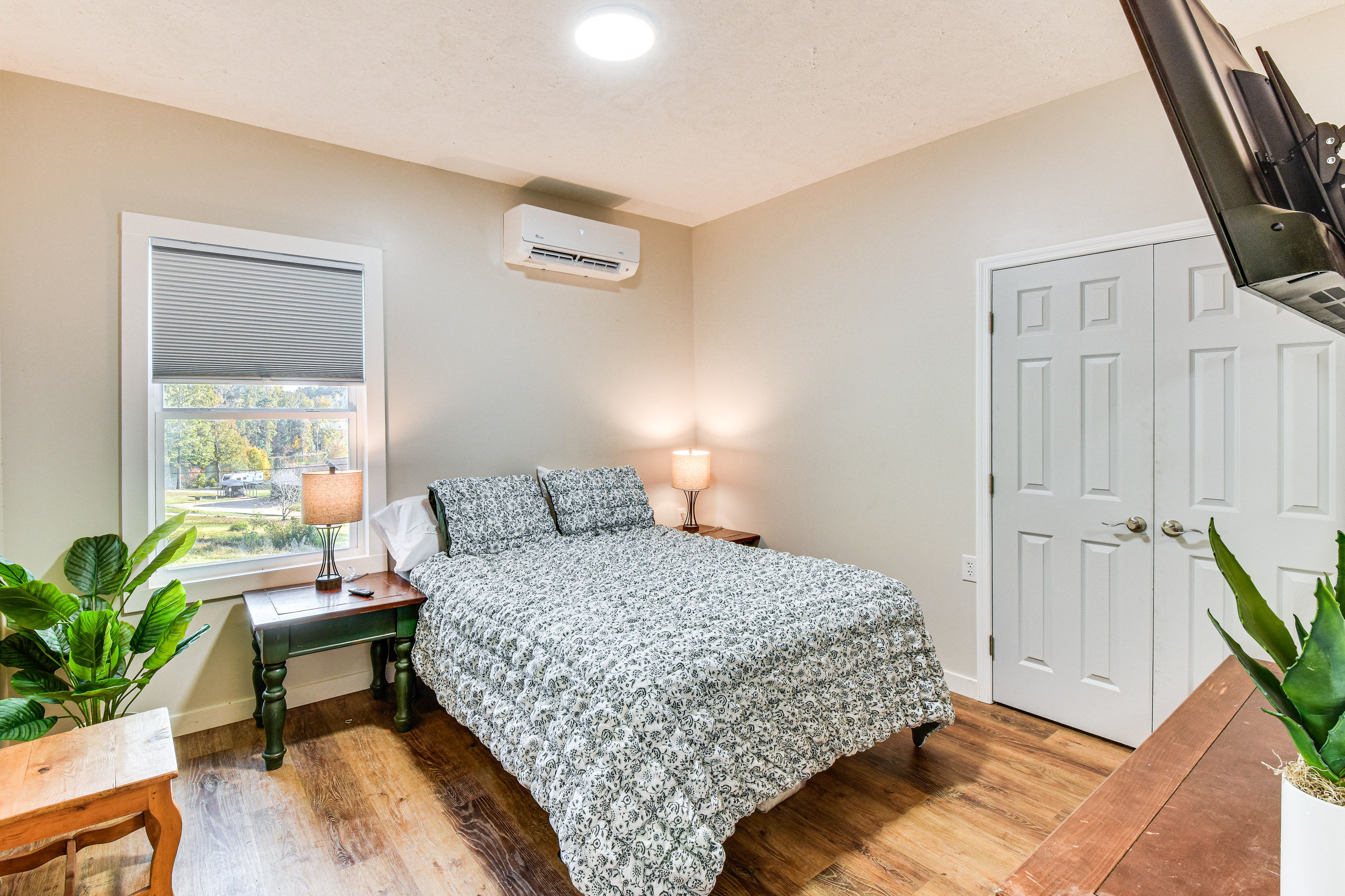 Bedroom 2 | Queen Bed