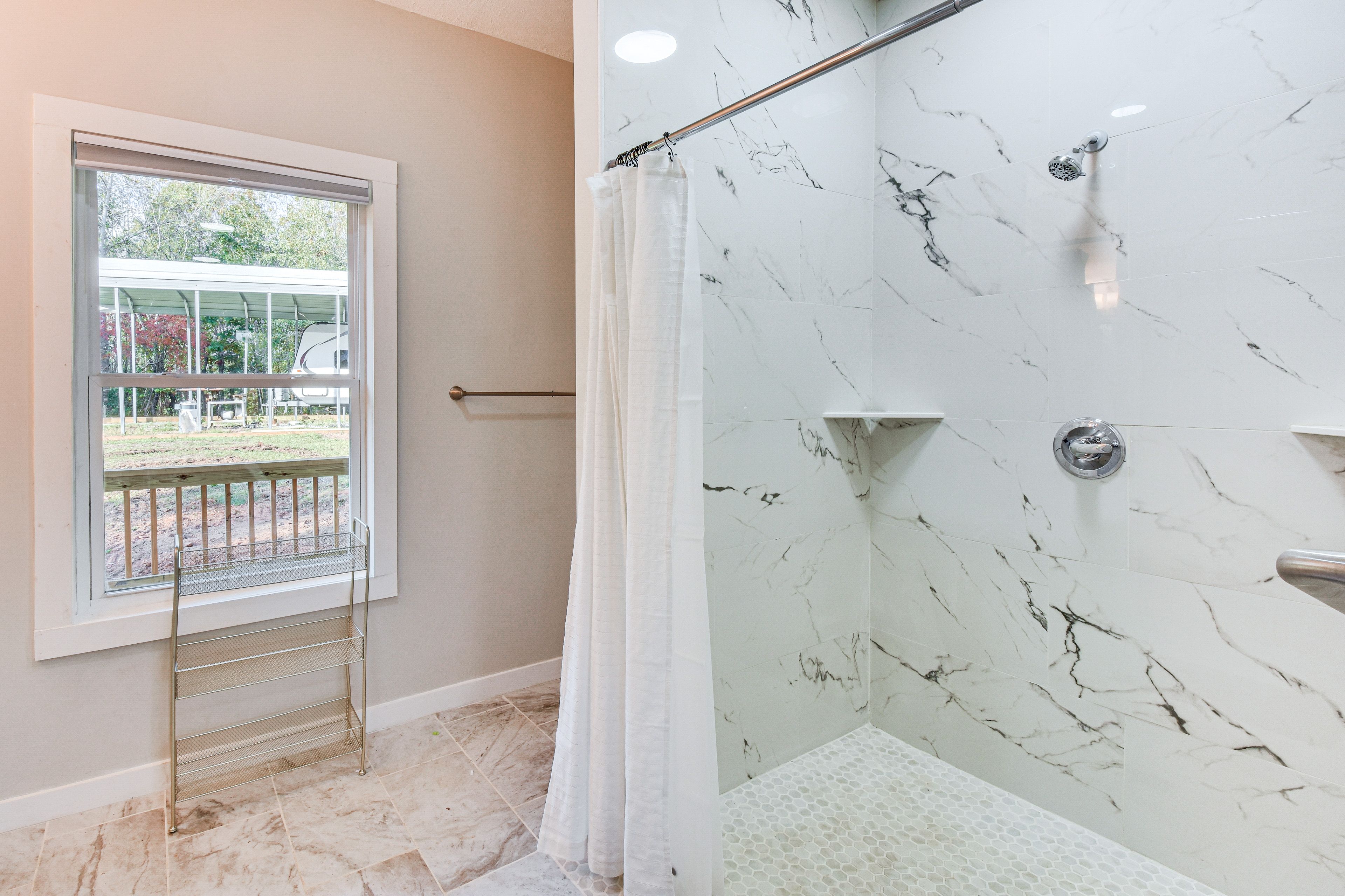 Full Bathroom | Towels Provided