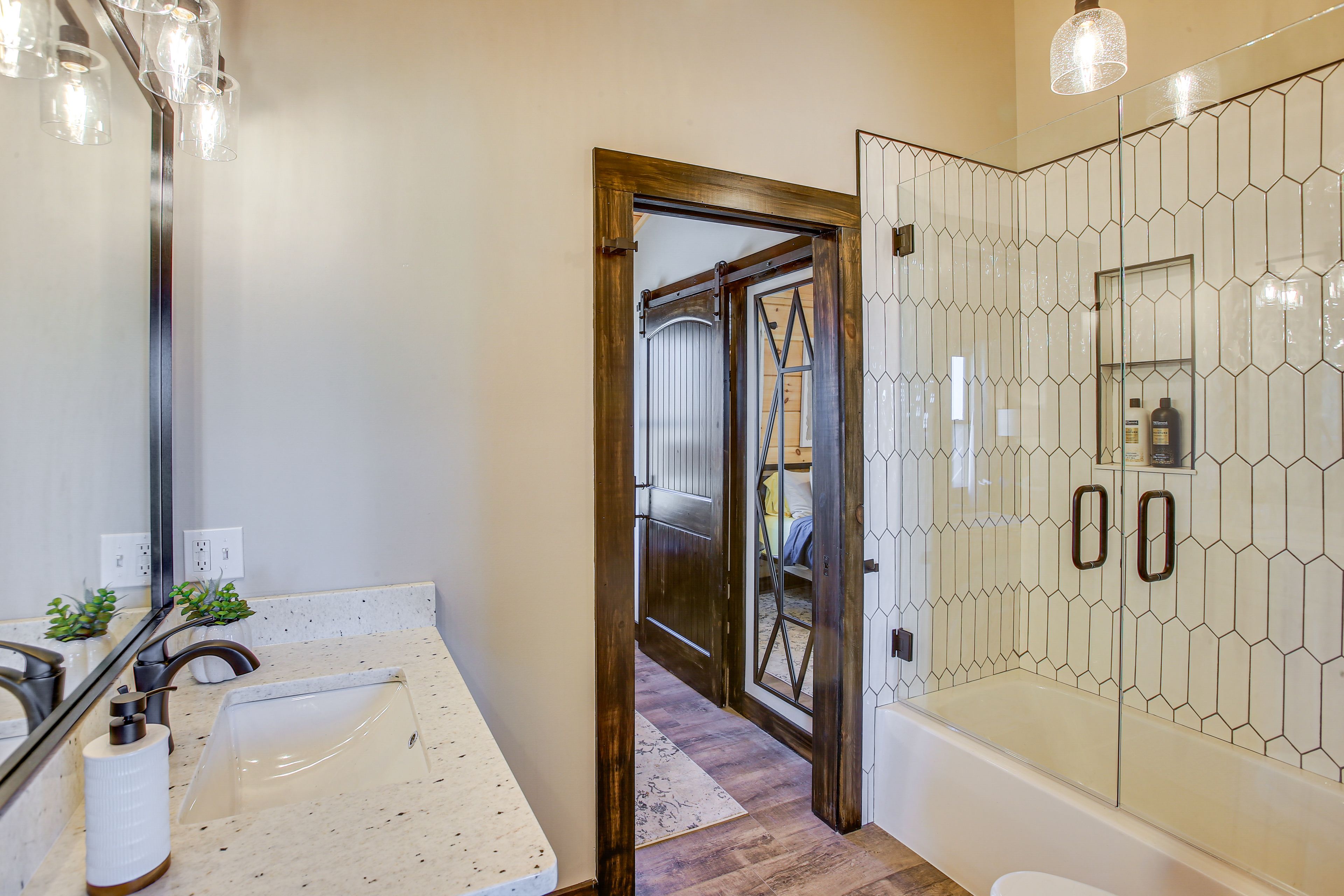 Shared En-Suite Bathroom | Upper Level
