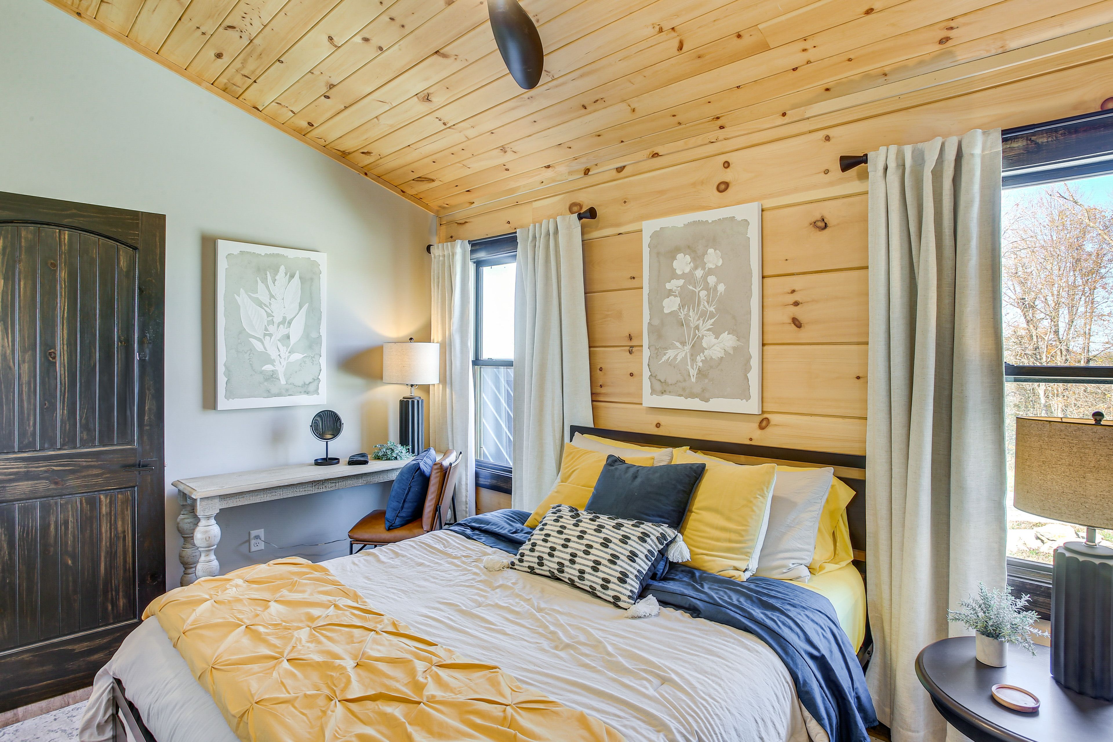 Bedroom 3 | Queen Bed | Shared En-Suite Bathroom | Upper Level