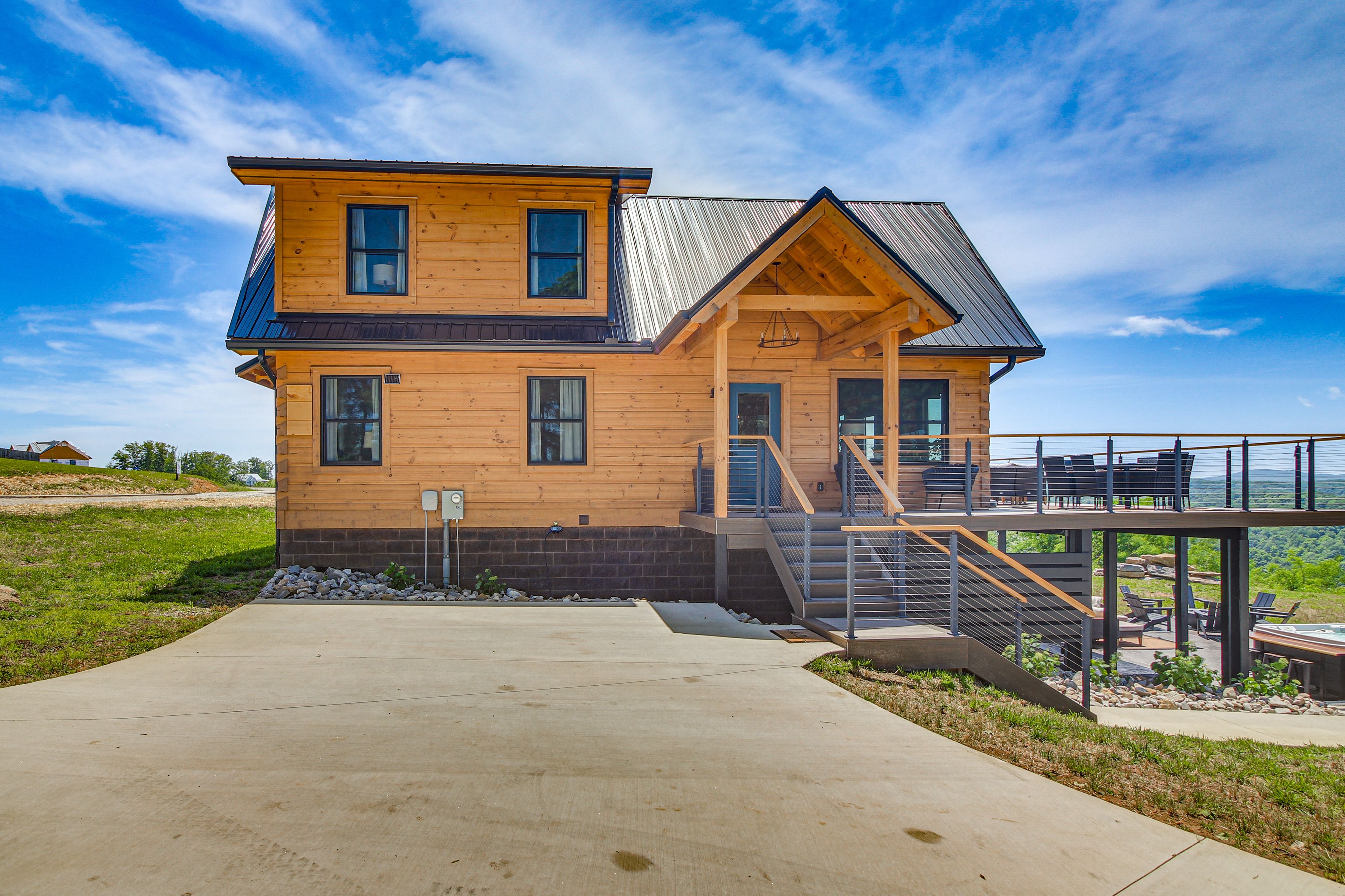 Parking | Driveway (7 Vehicles) | RV/Trailer Parking Available