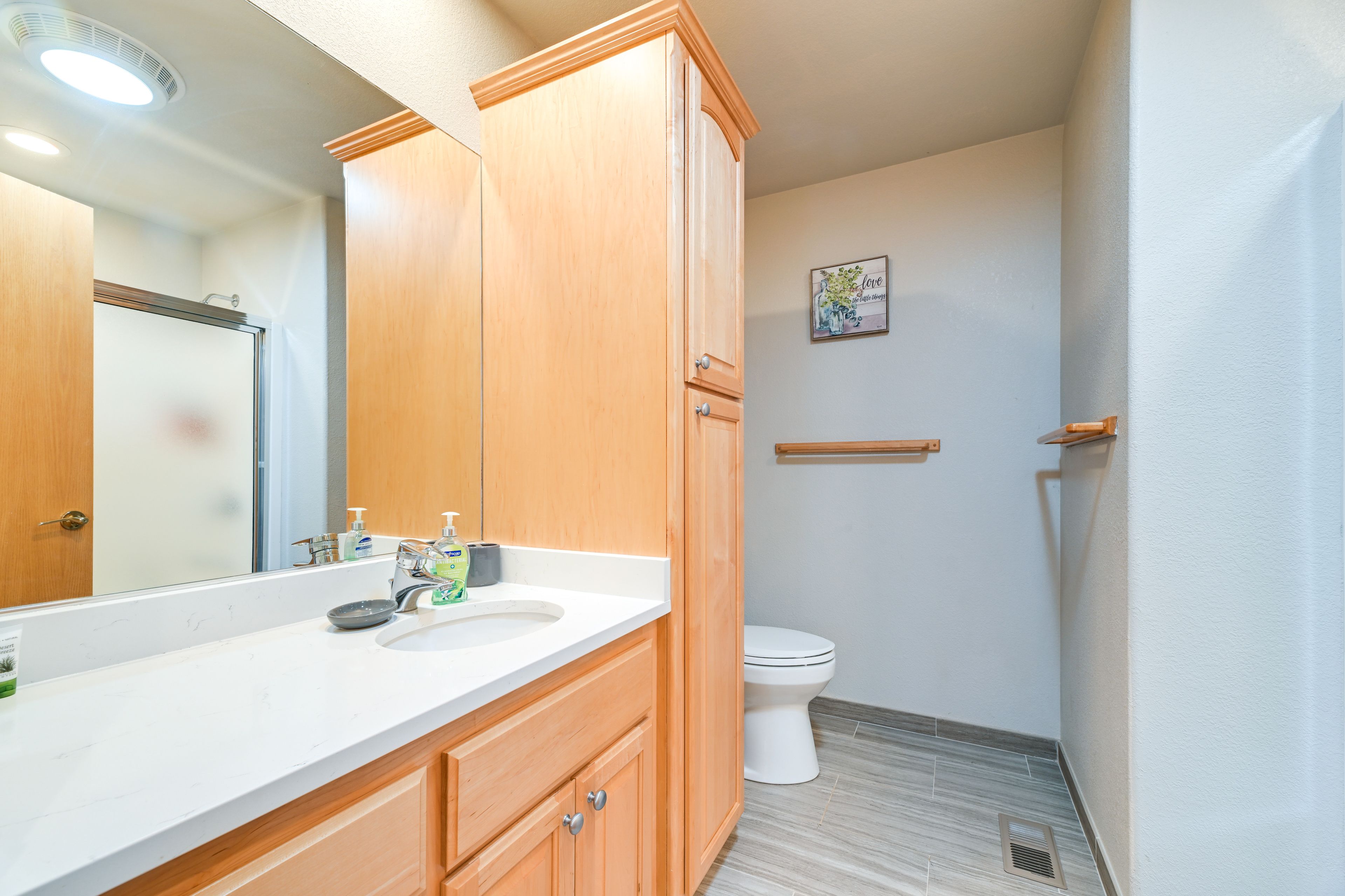 Full Bathroom | Main Level | Complimentary Toiletries