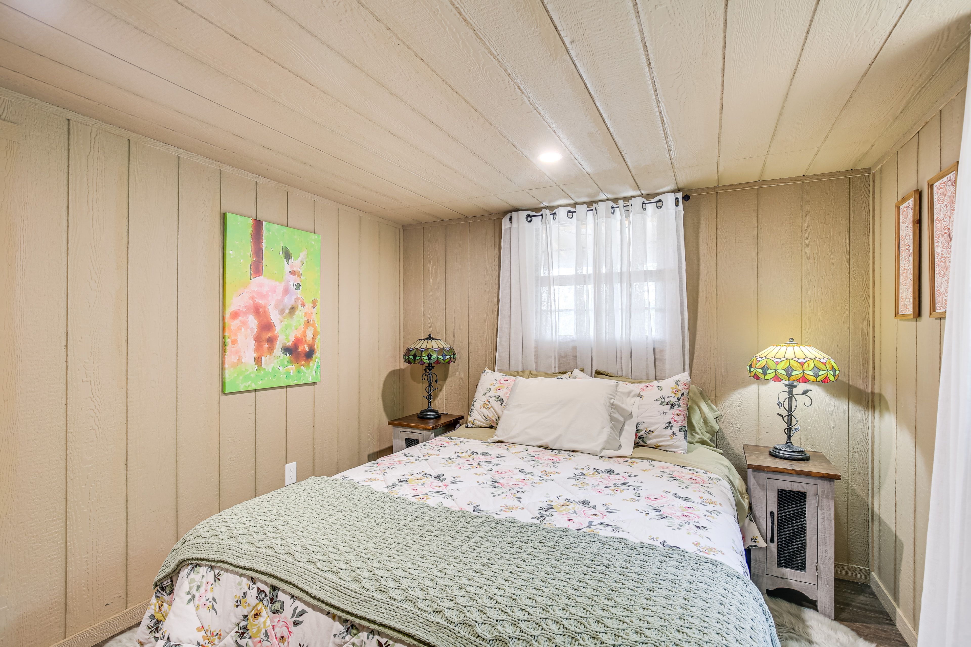Bedroom | Queen Bed