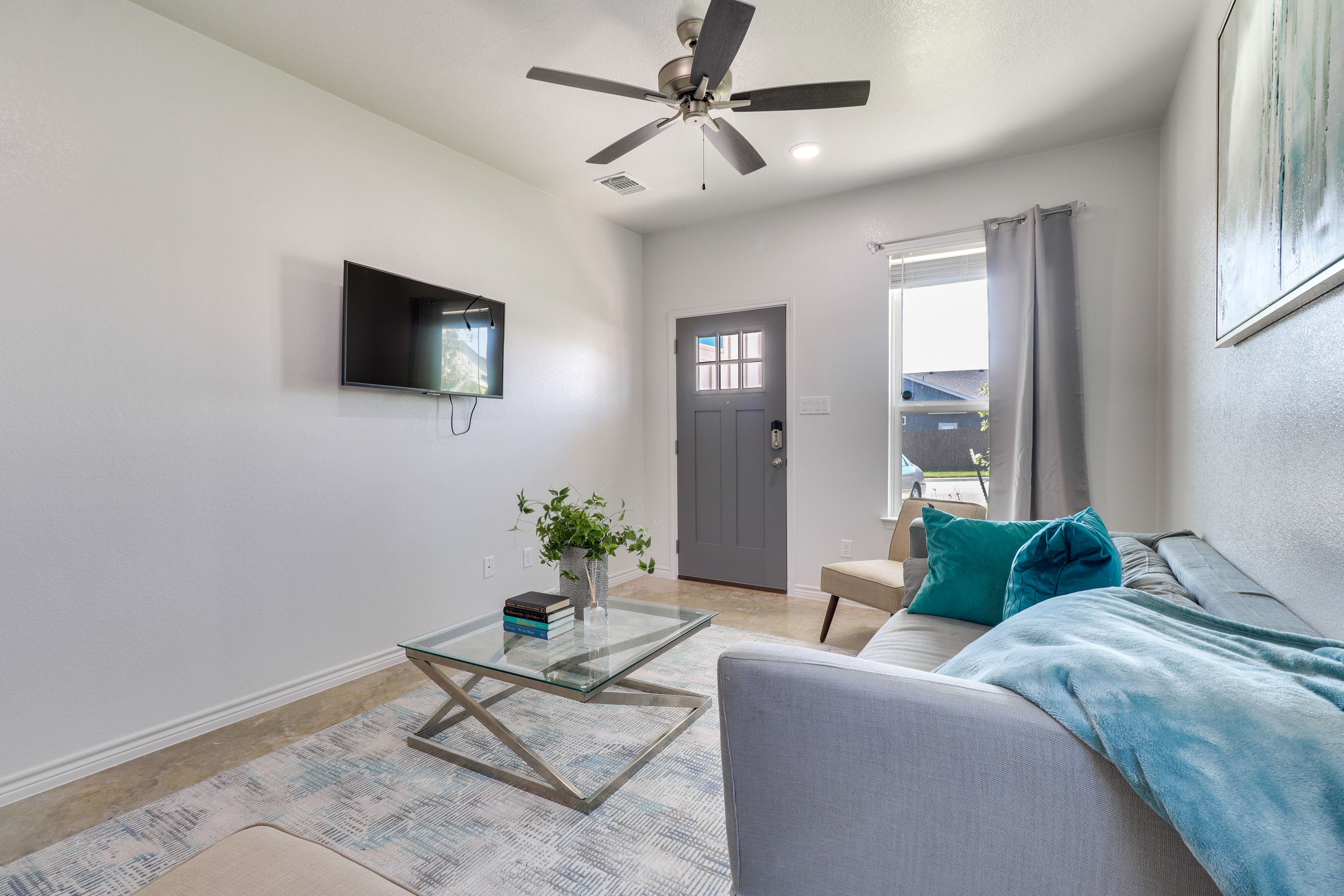 Living Room | Free WiFi | Smart TV