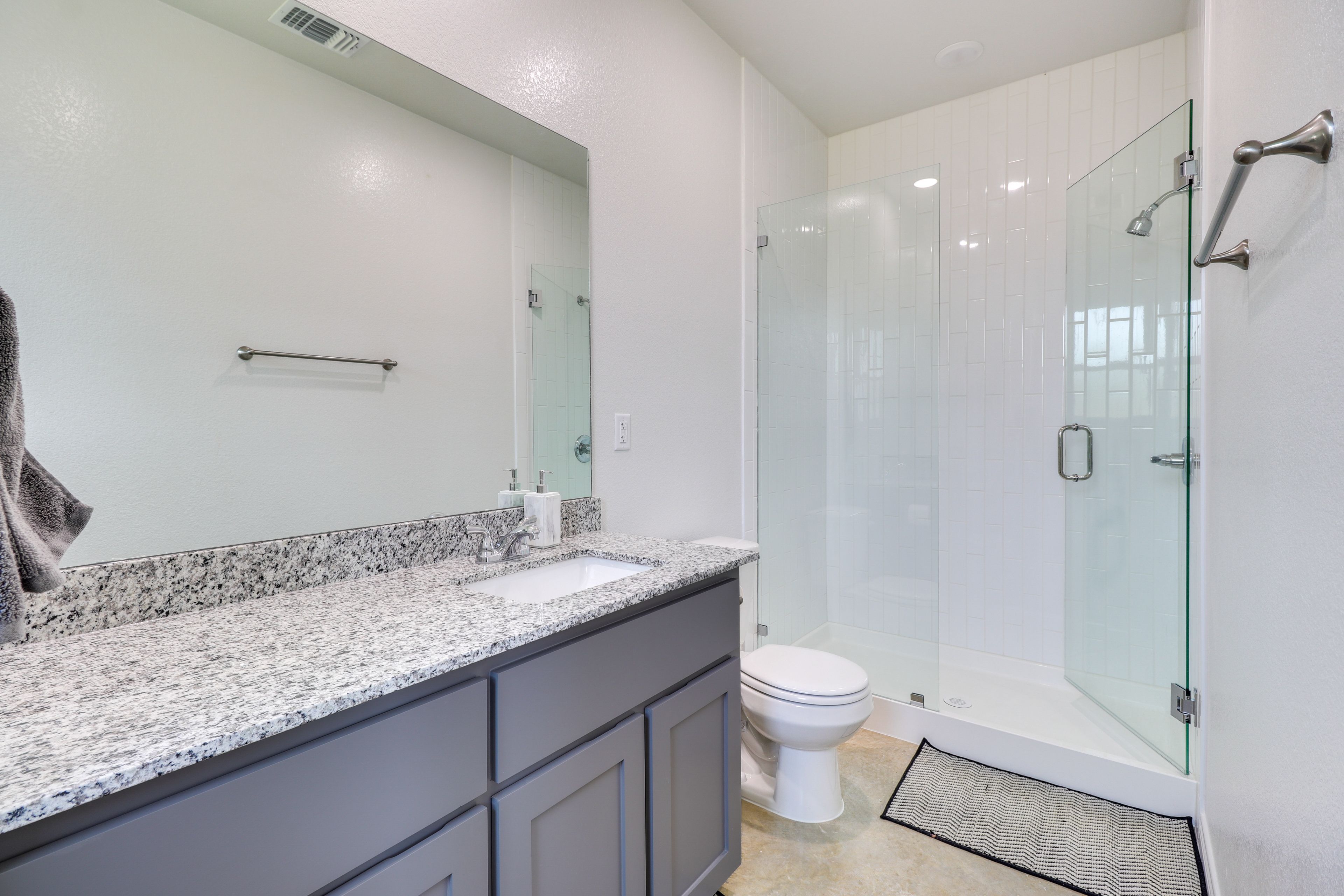 Full Bathroom | Towels Provided
