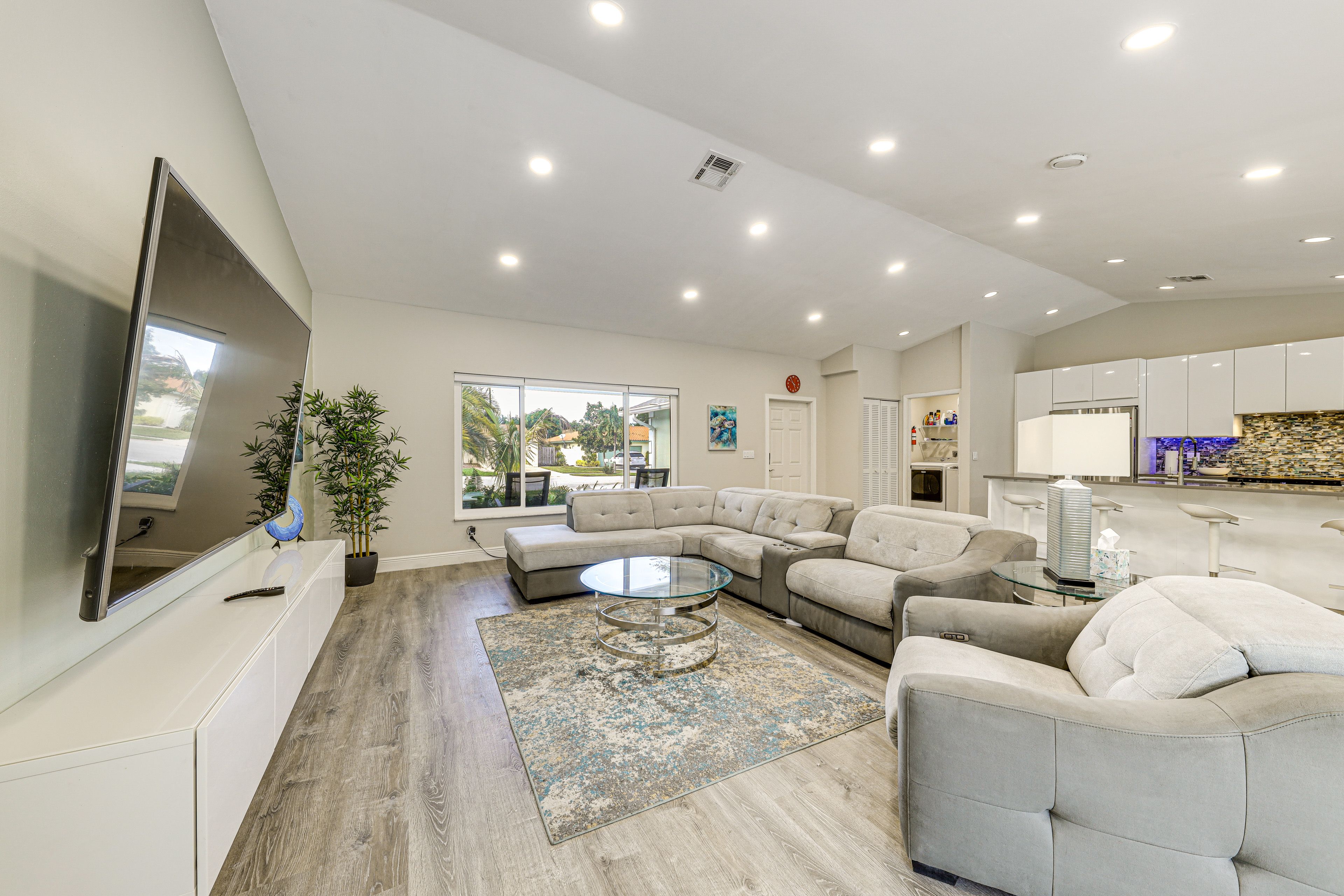 Living Room | Books/Board Games