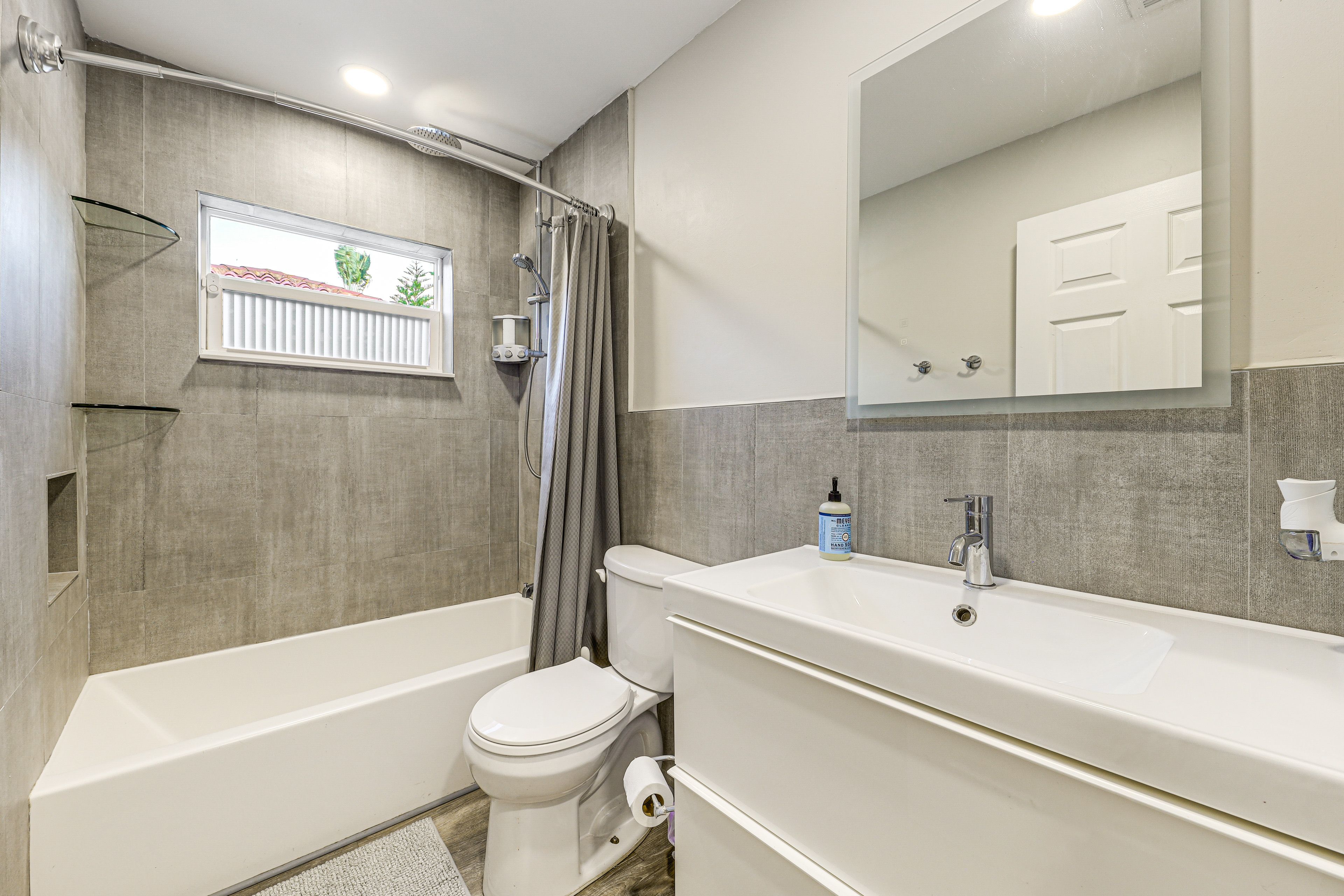 Full Bathroom | Complimentary Toiletries