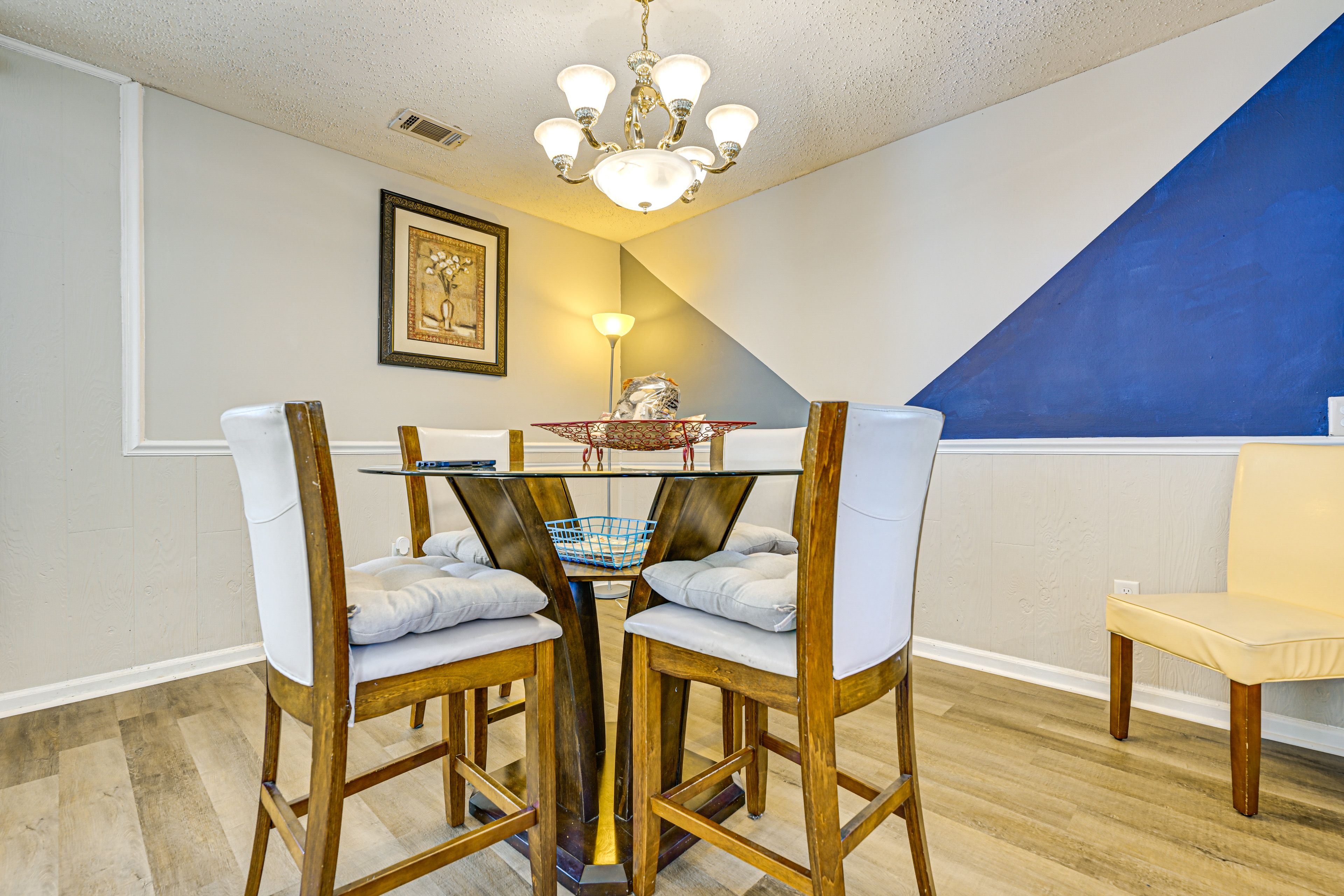 Dining Area | Dishware/Flatware Provided