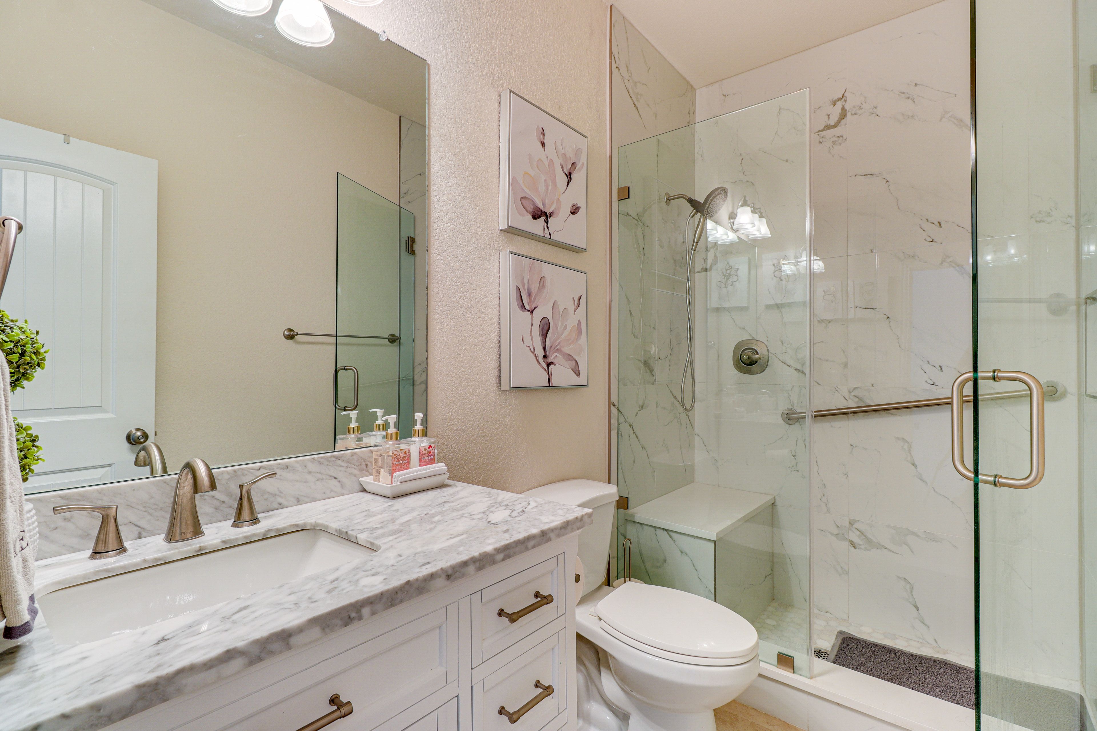 Full Bathroom | 1st Floor