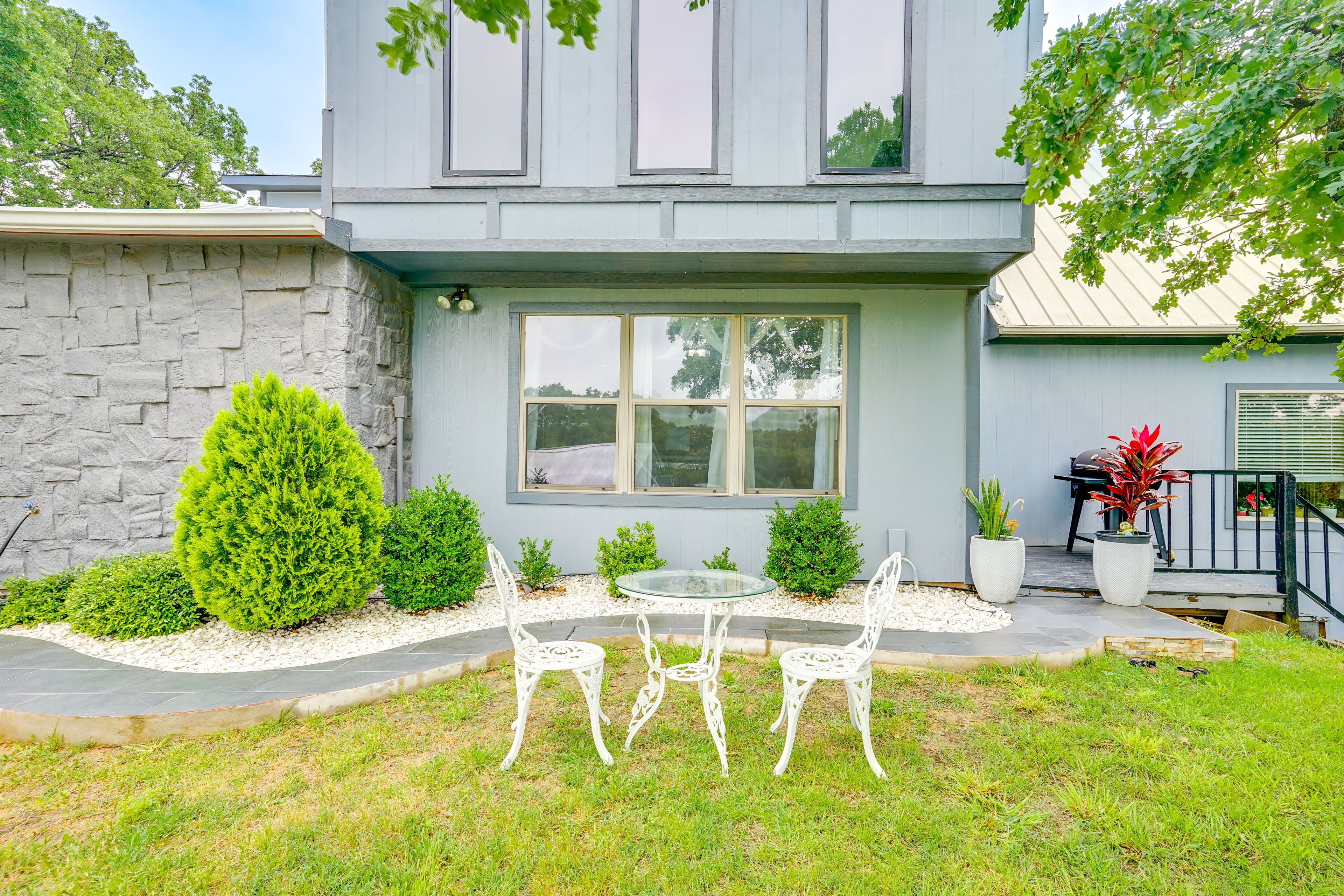 Outdoor Dining Area | Shared Yard