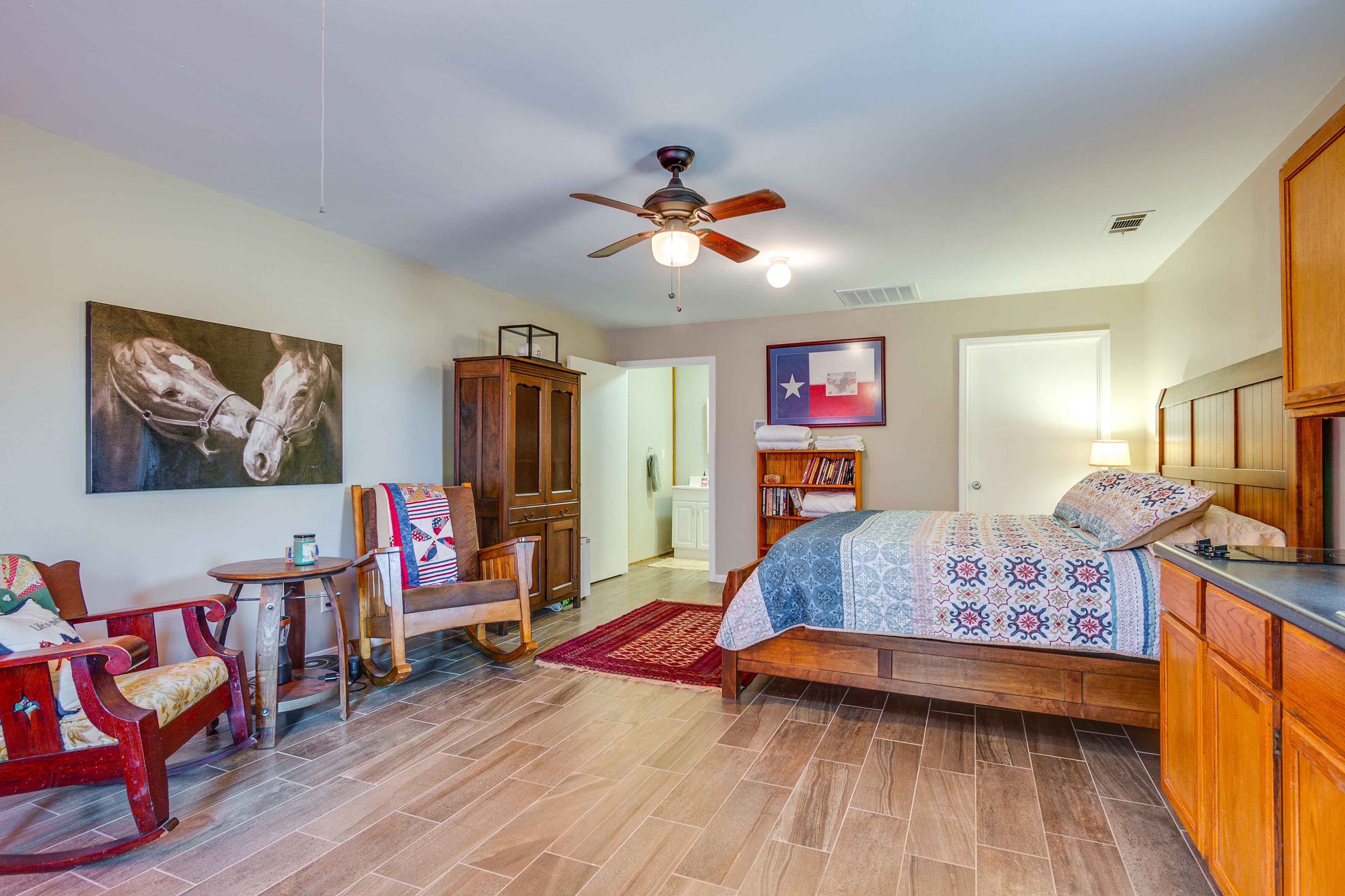 Studio | King Bed | Futon | Smart TV | Linens Provided