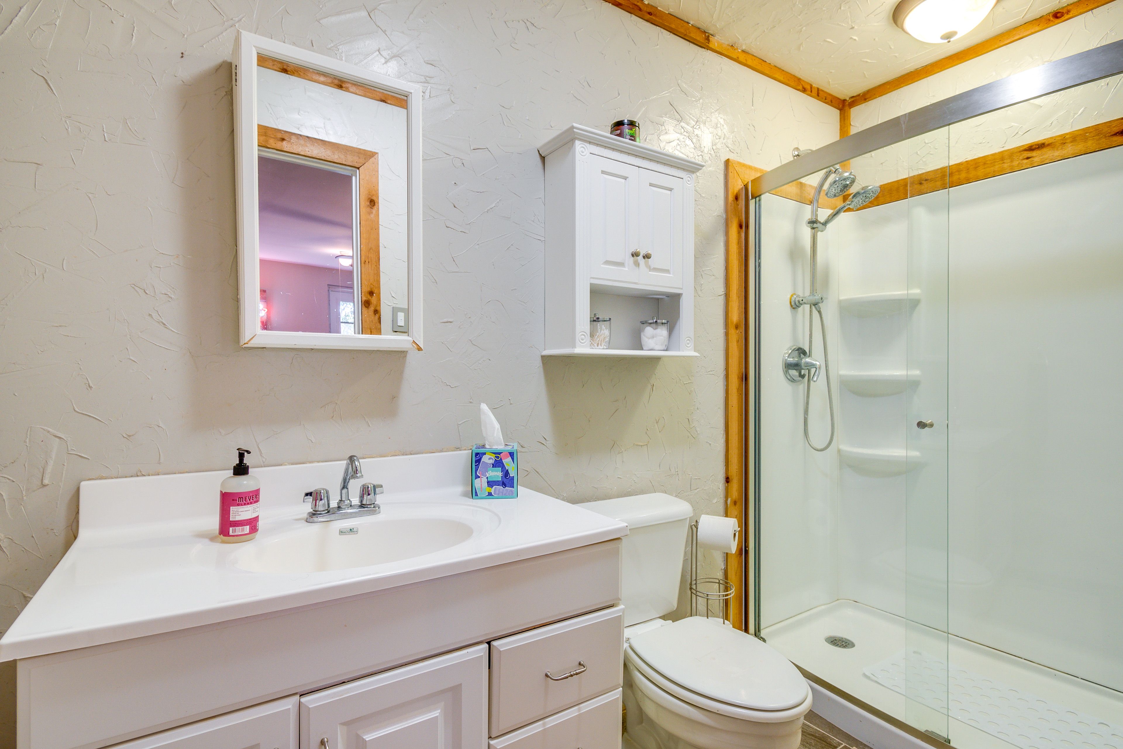 Full Bathroom | Towels Provided