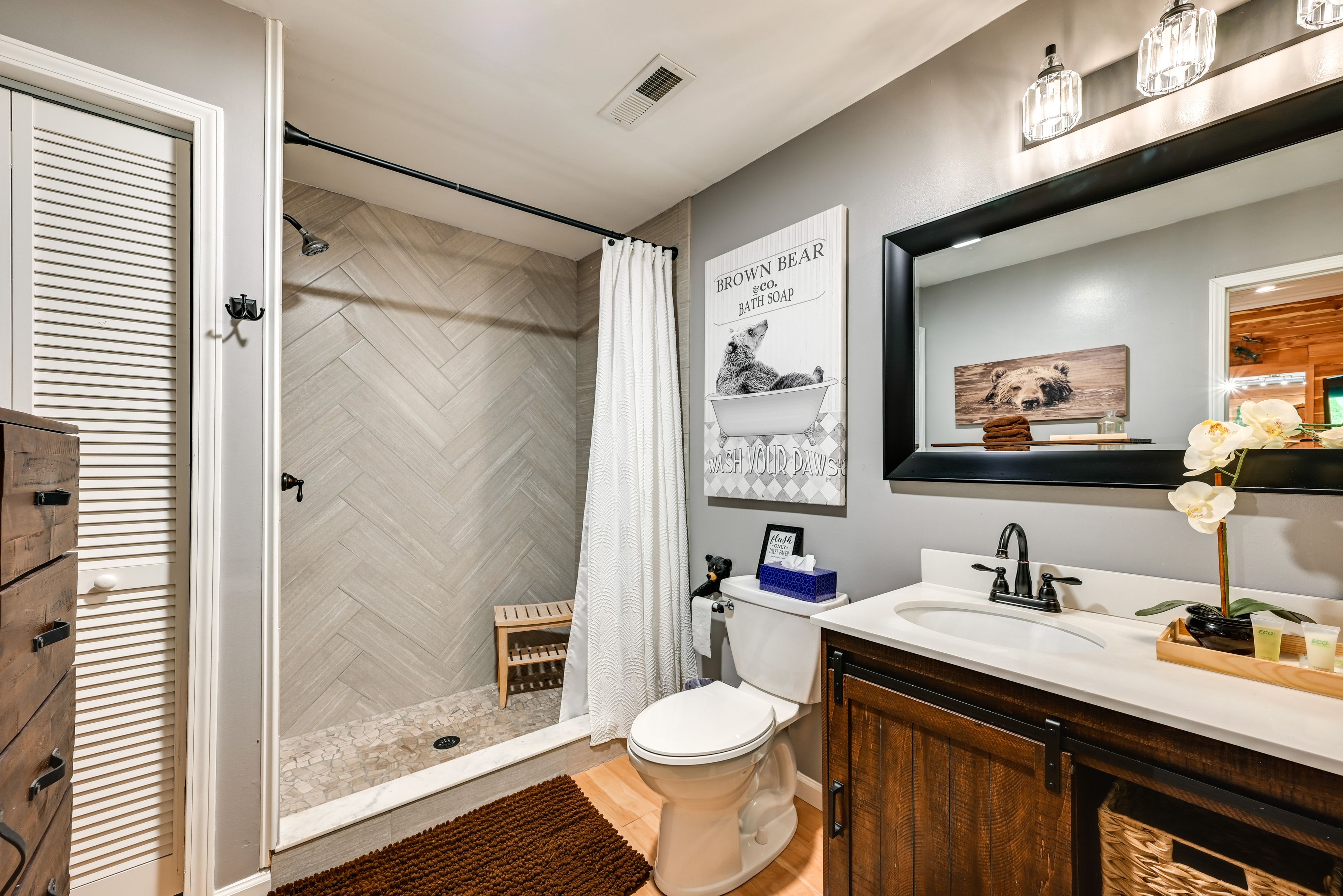Full Bathroom | Complimentary Toiletries | Towels Provided
