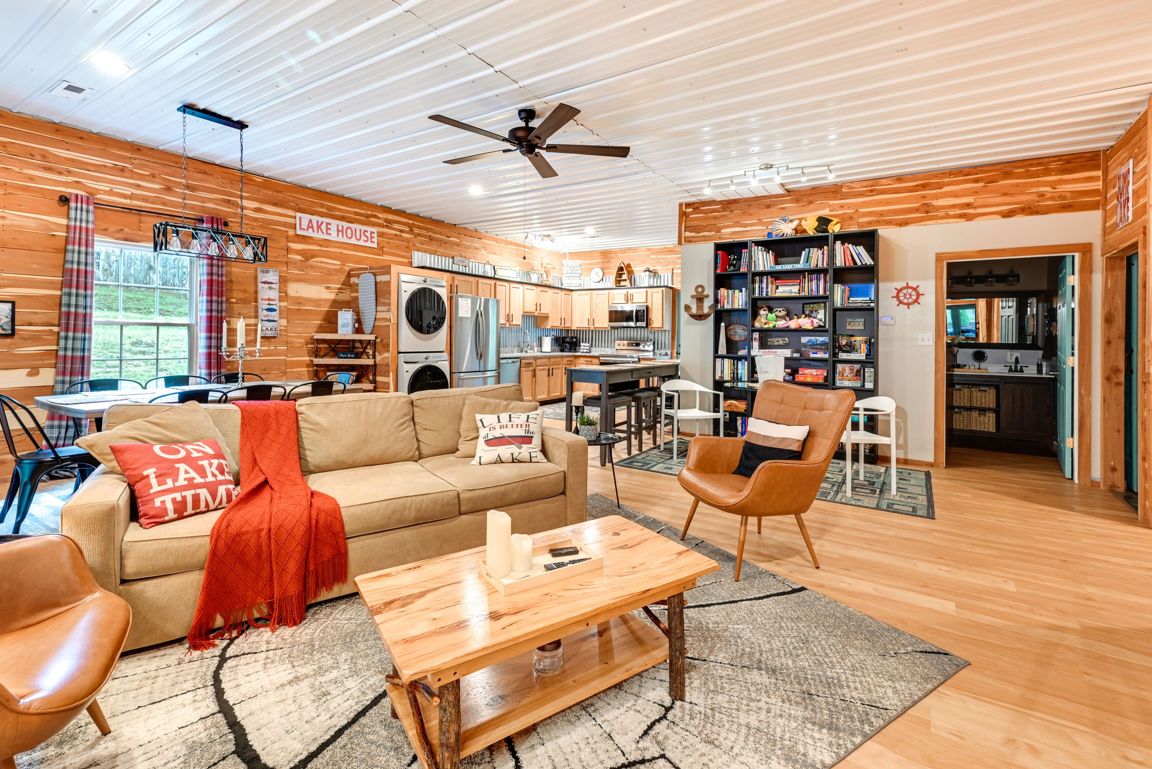 Living Room | Queen Sleeper Sofa | Smart TV | Free WiFi | Central A/C & Heating